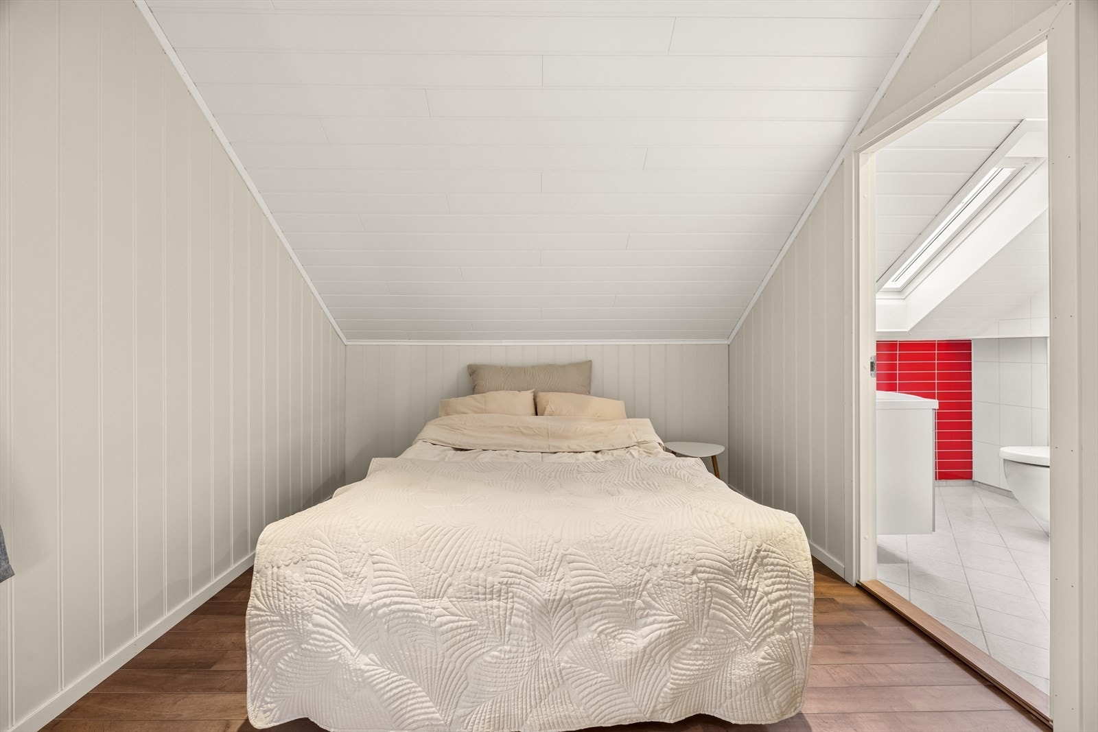 Soverommet har plass til seng og tilhørende møbler. Galleribilde