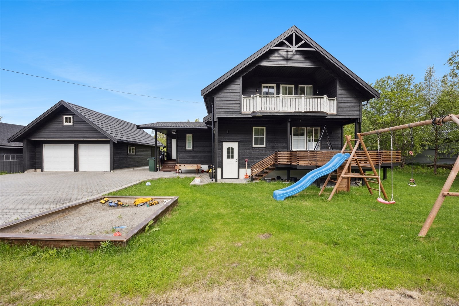 Sandkasse og lekestativ for de minste. Galleribilde