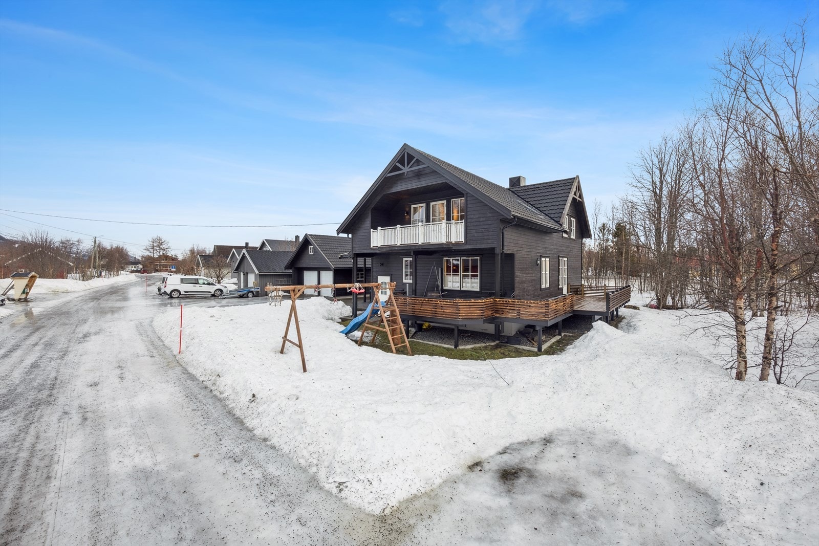 Eneboligen har en fin beliggenhet i et veletablert boligområde i Sørkjosen. Sørkjosen er et tettsted i Nordreisa kommune, ca. 3,5 kilometer nordvest for kommunesenteret Storslett. Galleribilde