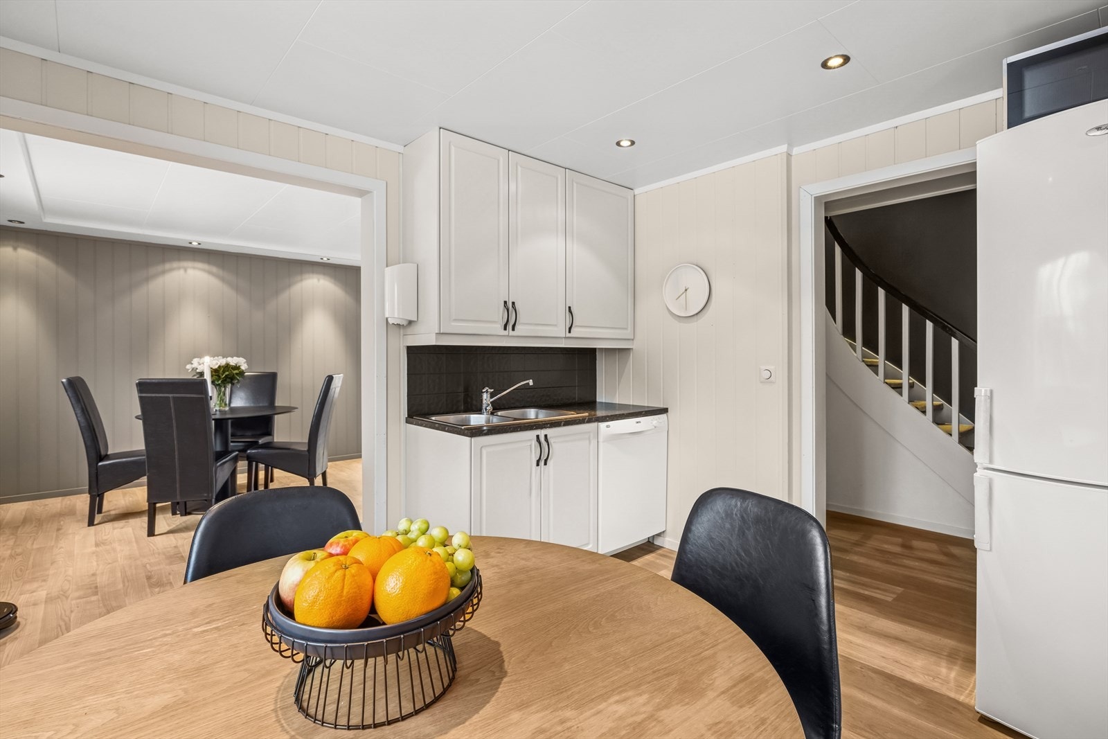 På kjøkkenet er det plass til frittstående hvitevarer. Galleribilde