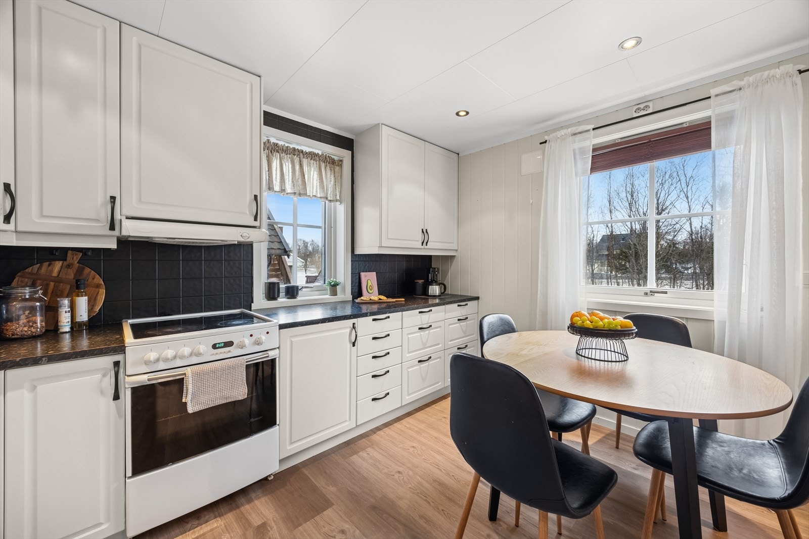 Kjøkkenet har plass til en spisegruppe hvor de daglige måltidene kan inntas. Galleribilde