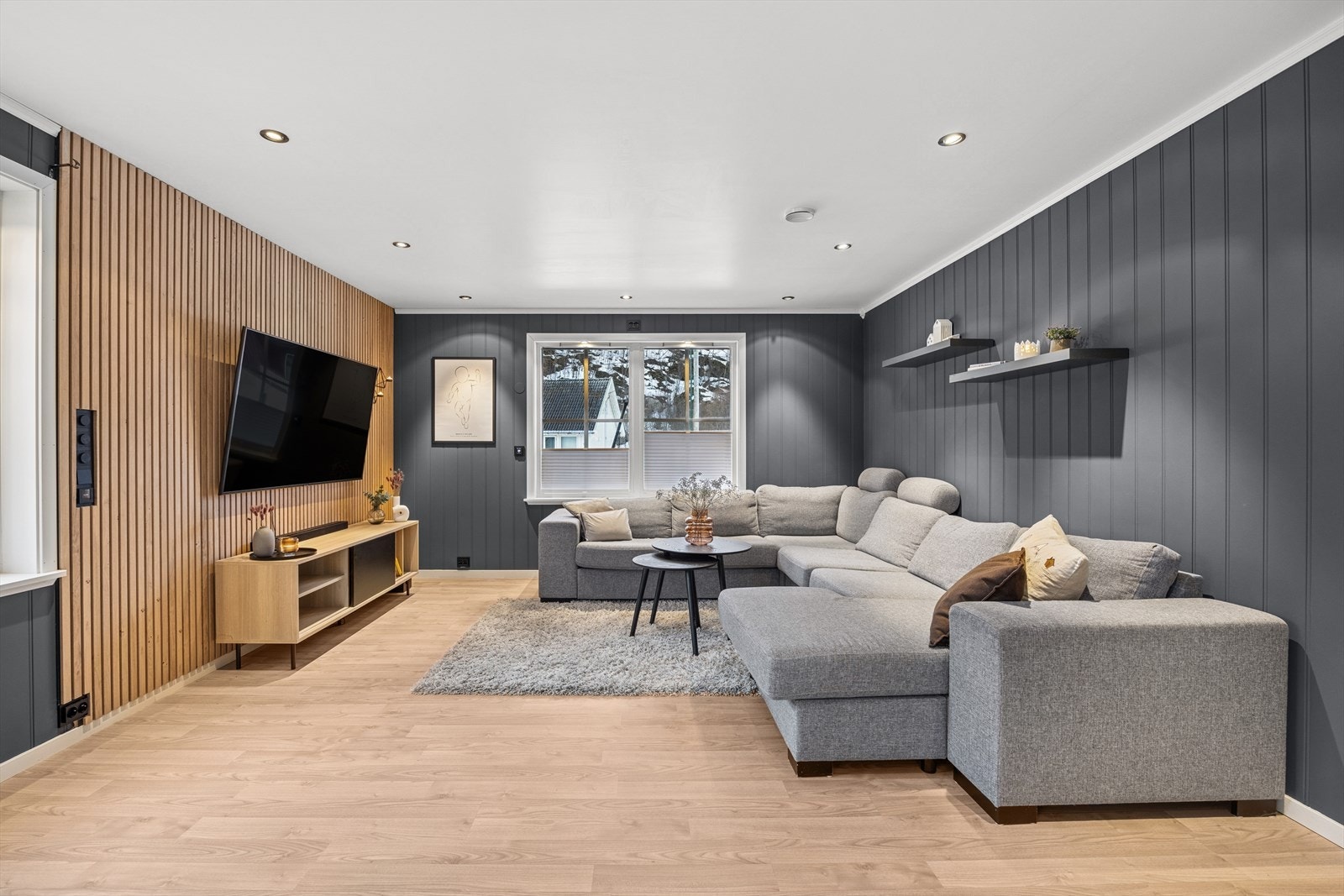 Stue/spisestue har flere vindusflater som slipper inn godt med naturlig lys og gir deg tilgang til en stor terrasse, perfekt for avslappende timer i solen. Galleribilde