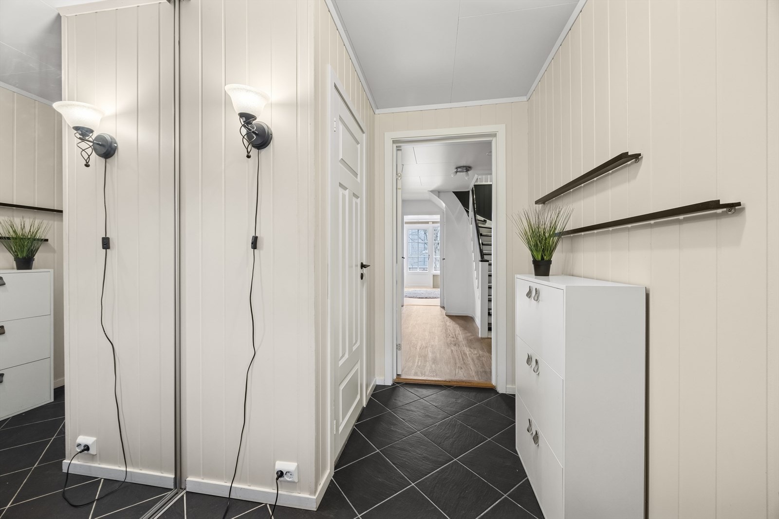 Entreen som ønsker deg velkommen inn, har godt med oppbevaringsplass i en praktisk skyvedørsgarderobe. Galleribilde