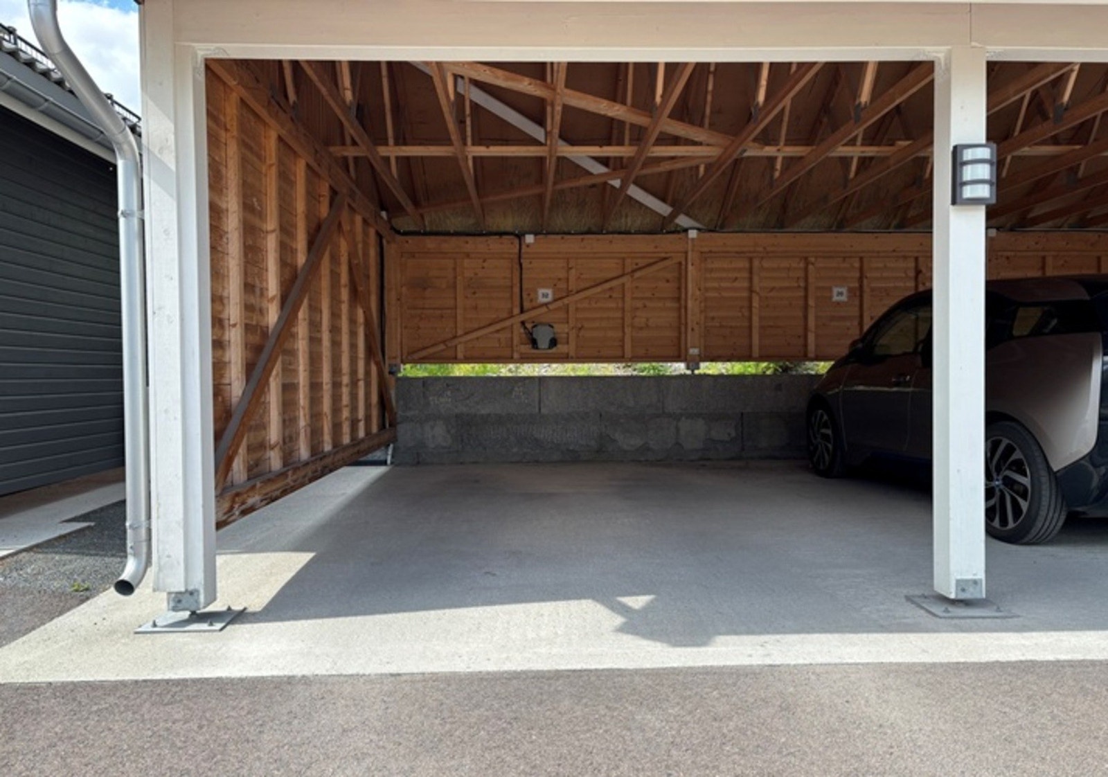 Det medfølger en parkeringsplass i carport med el-billader Galleribilde