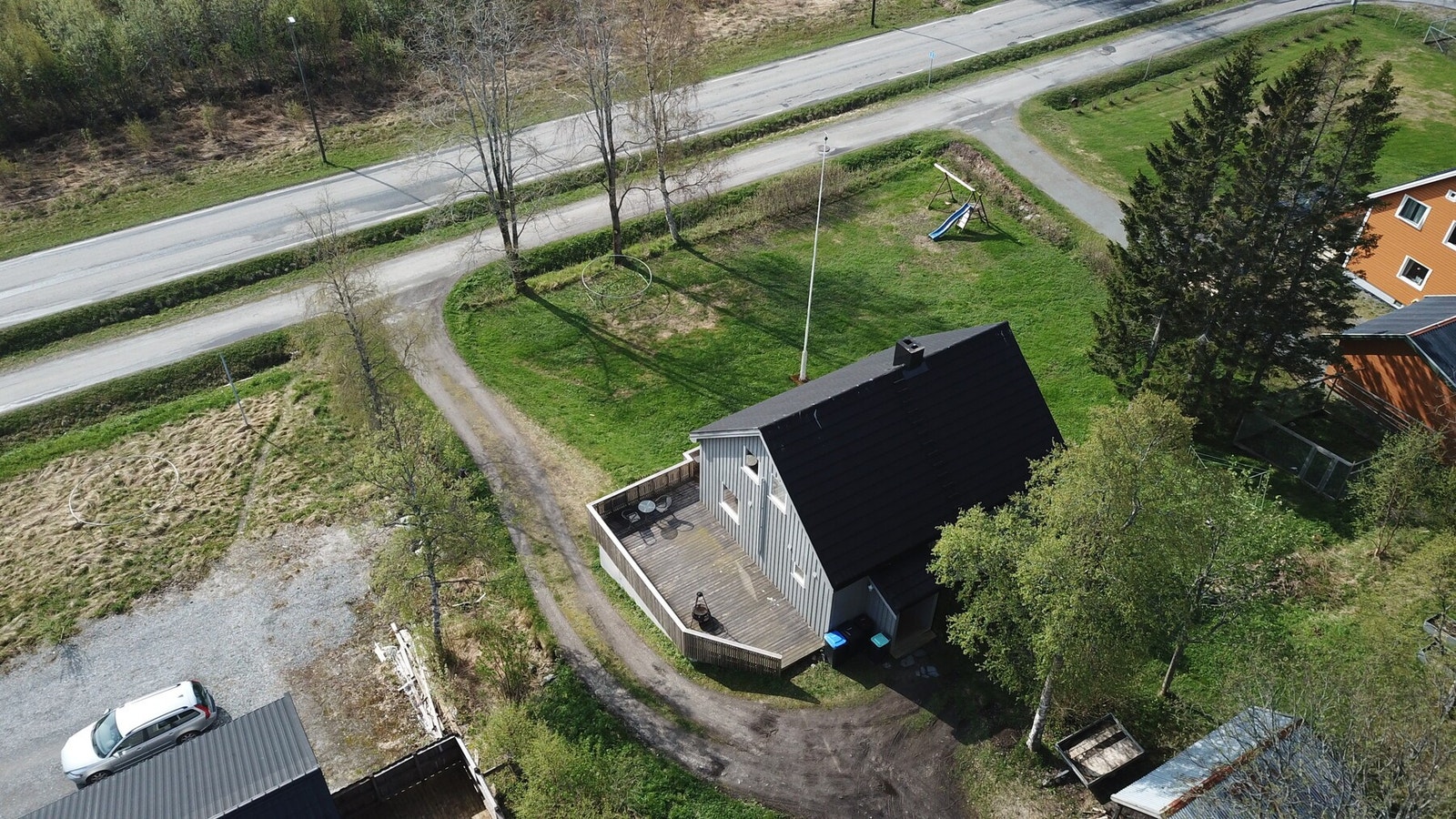 Eneboligen har omtrent 1,8 mål tomt Galleribilde
