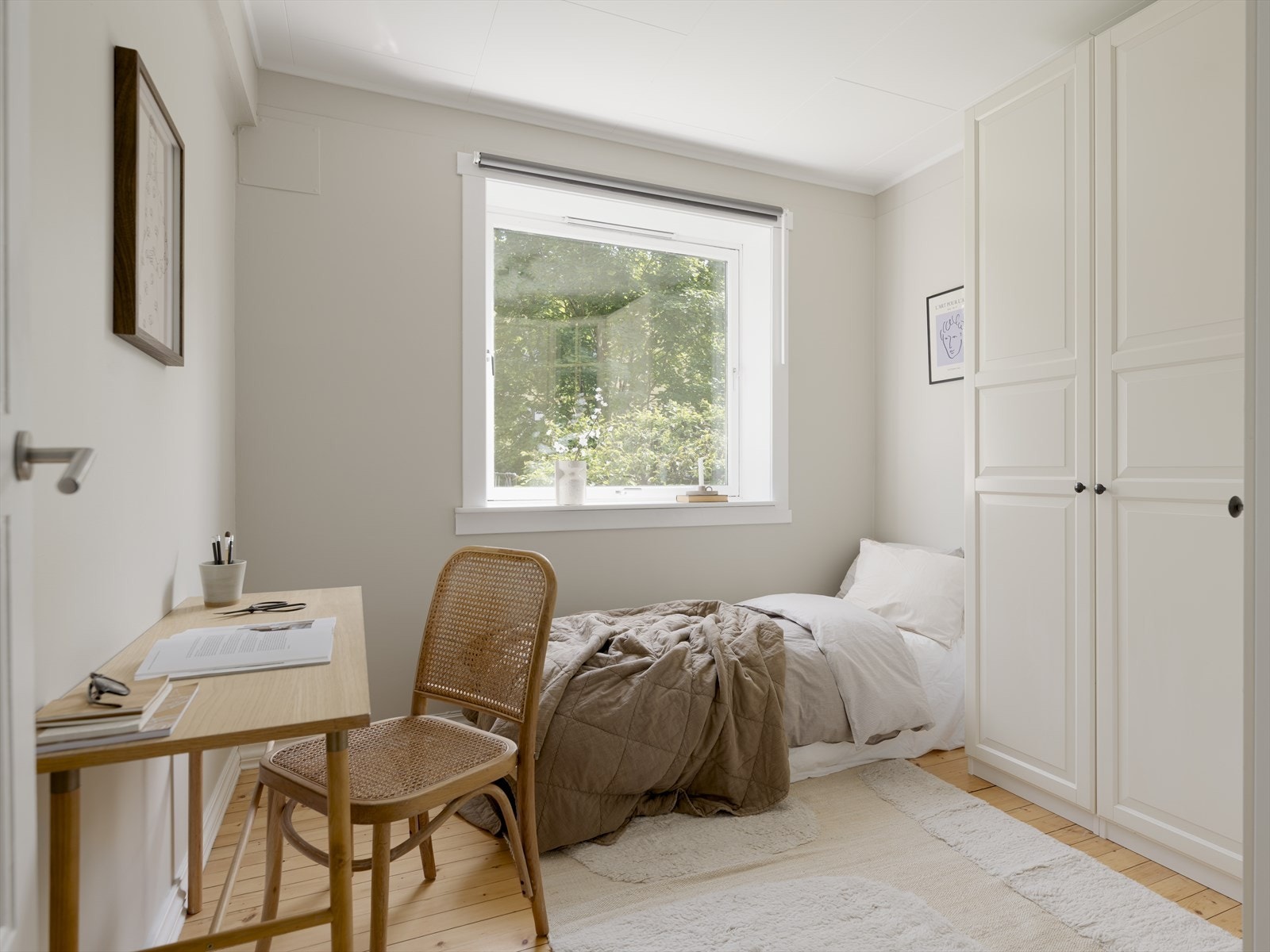 Boligens andre soverom fungerer utmerket som gjesterom, barnerom eller som et kontor Galleribilde