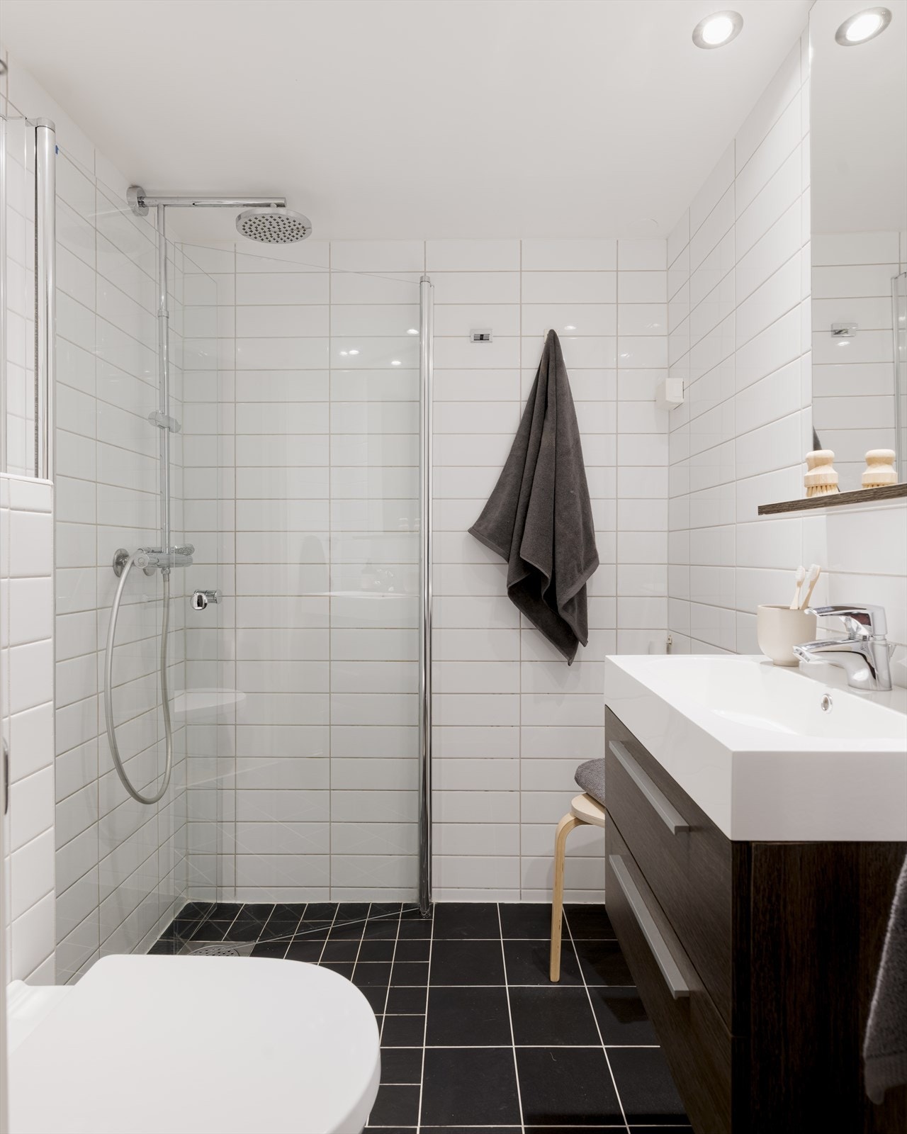 Pent flislagt bad med opplegg for vaskemaskin Galleribilde