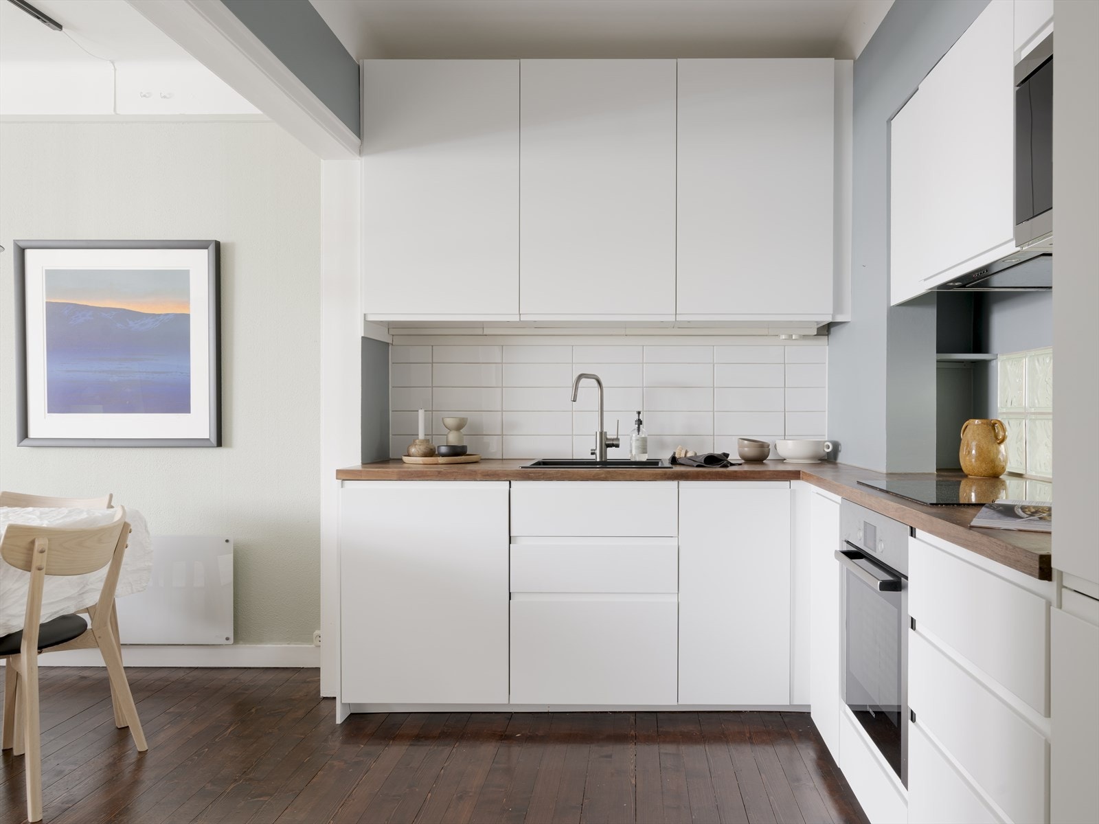 Kjøkkenet er fra IKEA og er velutstyrt med integrert kjøl/fryseskap, mikroovn, stekeovn, oppvaskmaskin og platetopp Galleribilde