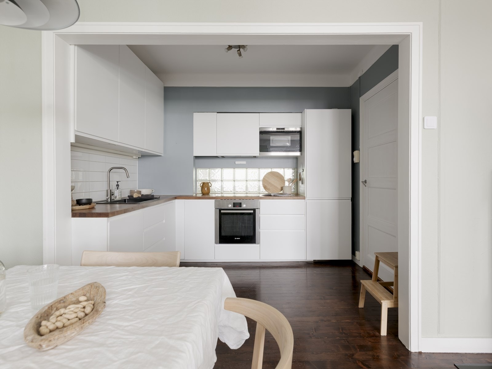 Pent og moderne kjøkken med åpen og sosial løsning til stue Galleribilde