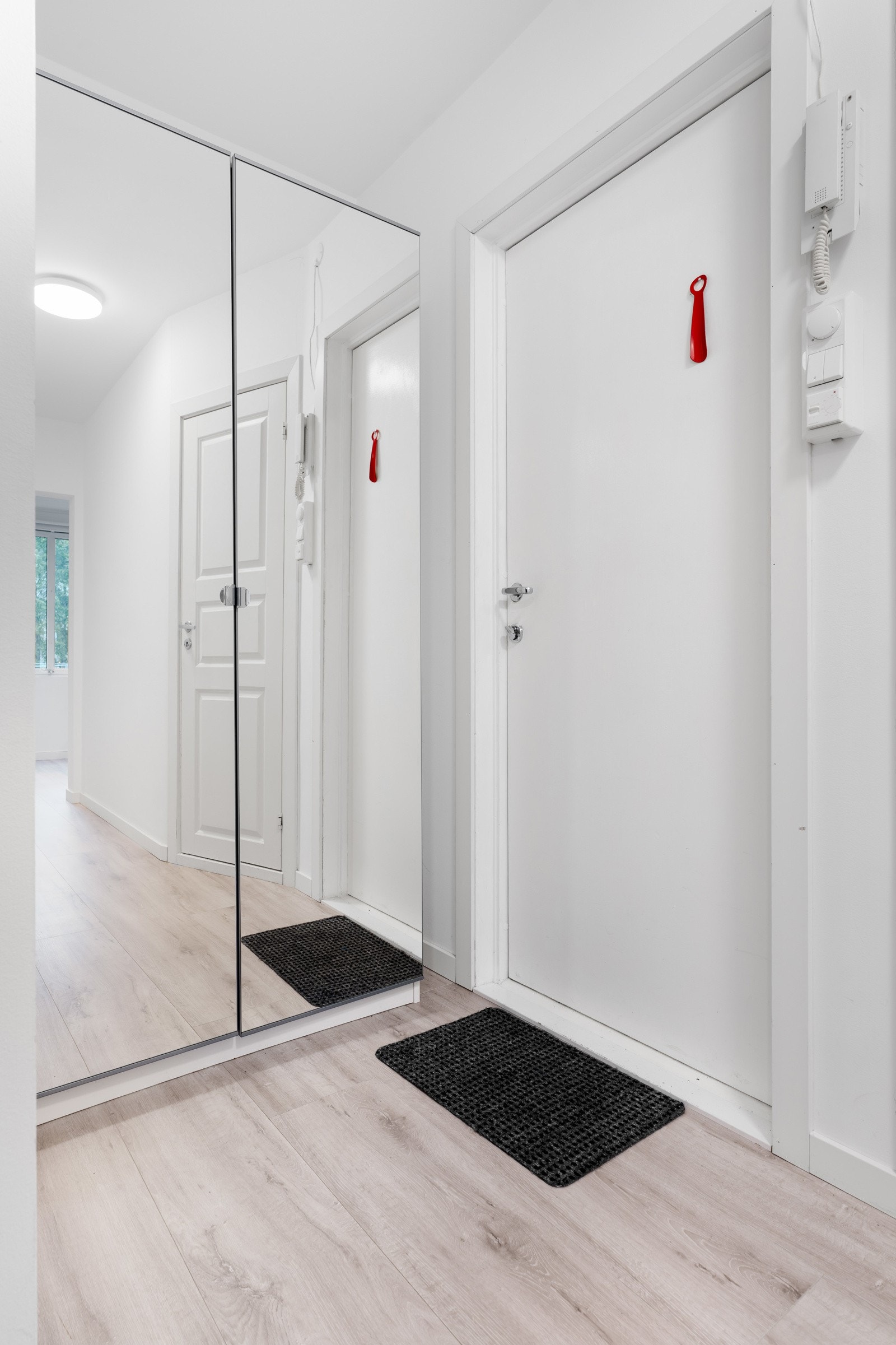 Velkommen inn! Boligens entré/gang er målt til 4,5 kvm og gir plass til oppbevaring av yttertøy på knaggrekker eller i garderobeskap. Galleribilde