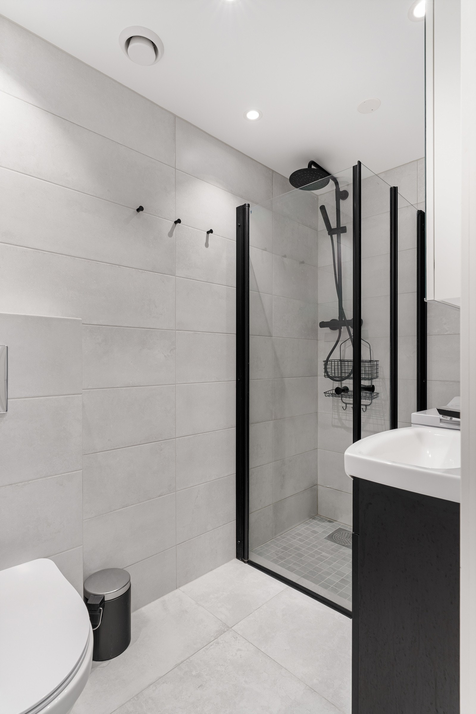 Leilighetens moderne baderom er målt til 3,1 kvm og er oppusset i 2023. Galleribilde