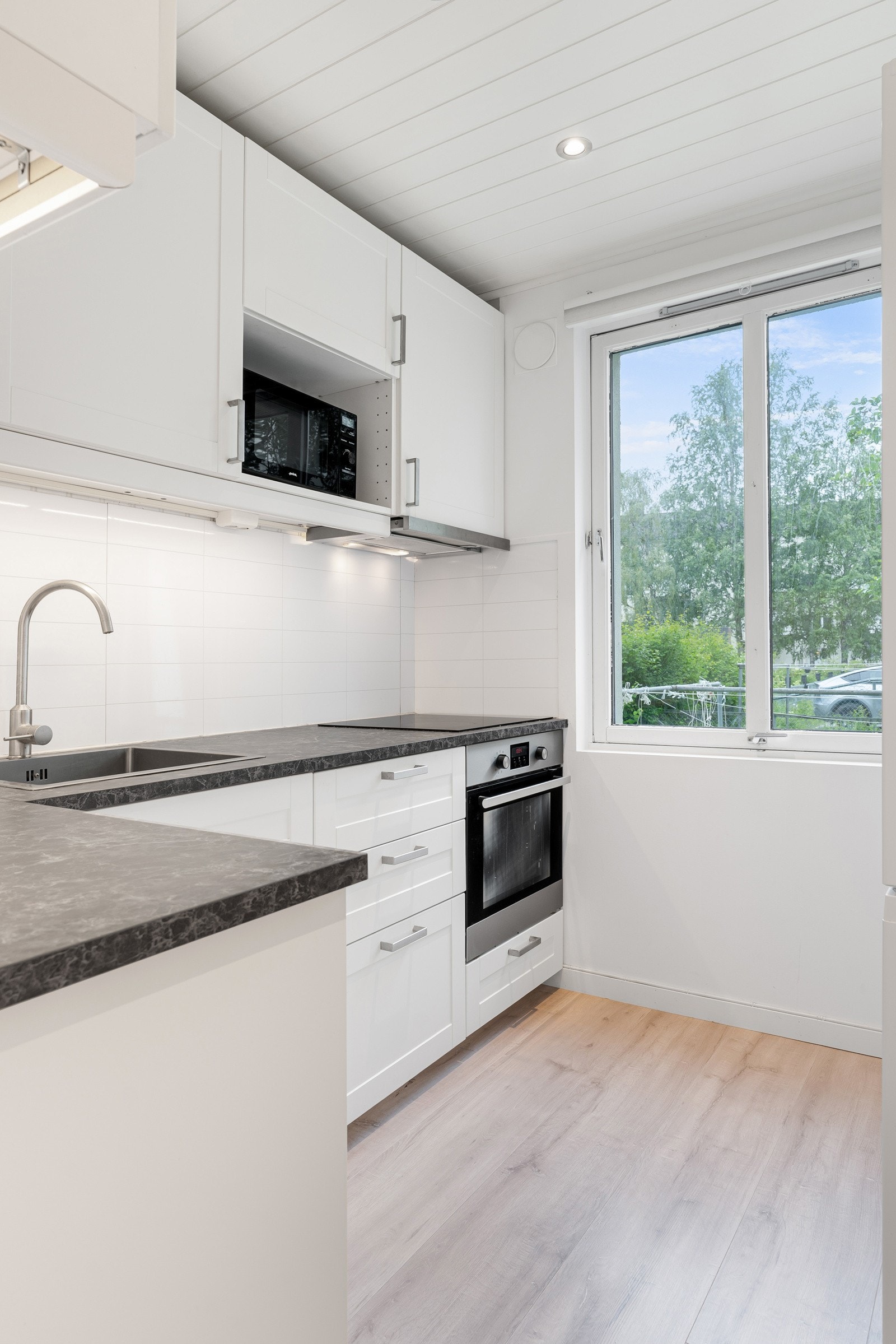 Kjøkkenet er praktisk og moderne, med en fin plassering i en egen del av boligen. Galleribilde