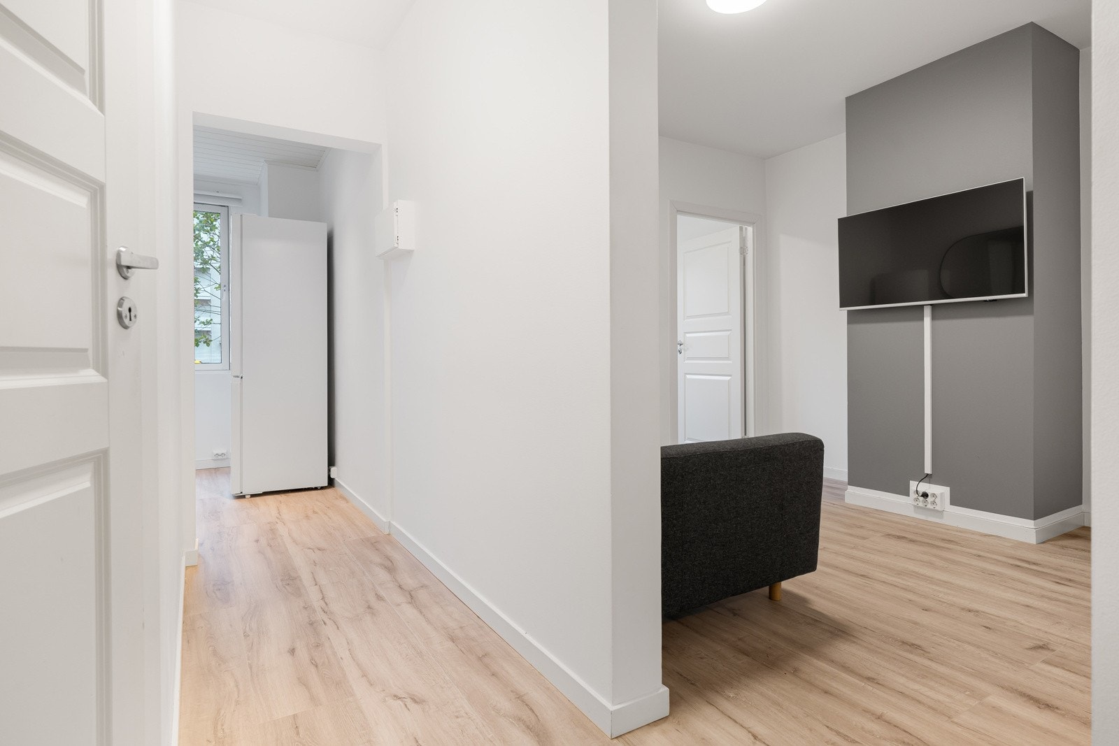 Entréen strekker seg videre til baderommet, kjøkkenet og stuen. Galleribilde