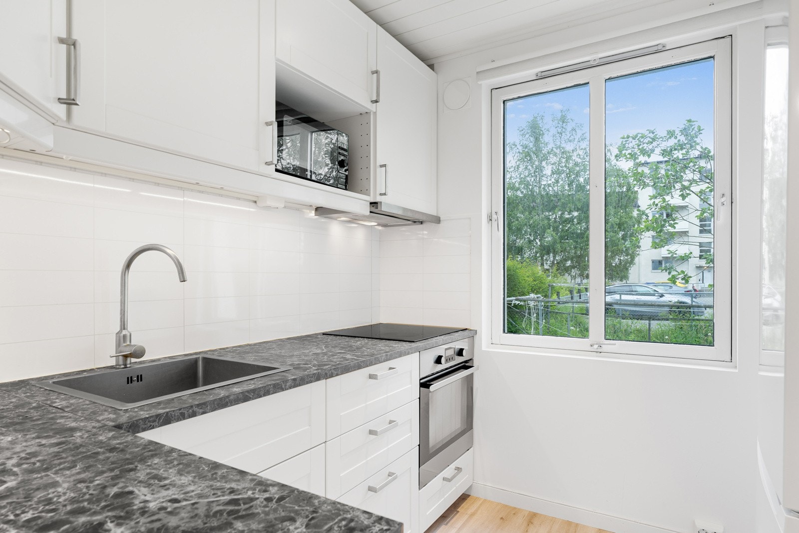 Kjøkkenet har rikelig med oppbevaringsplass i over- og underskap. Galleribilde