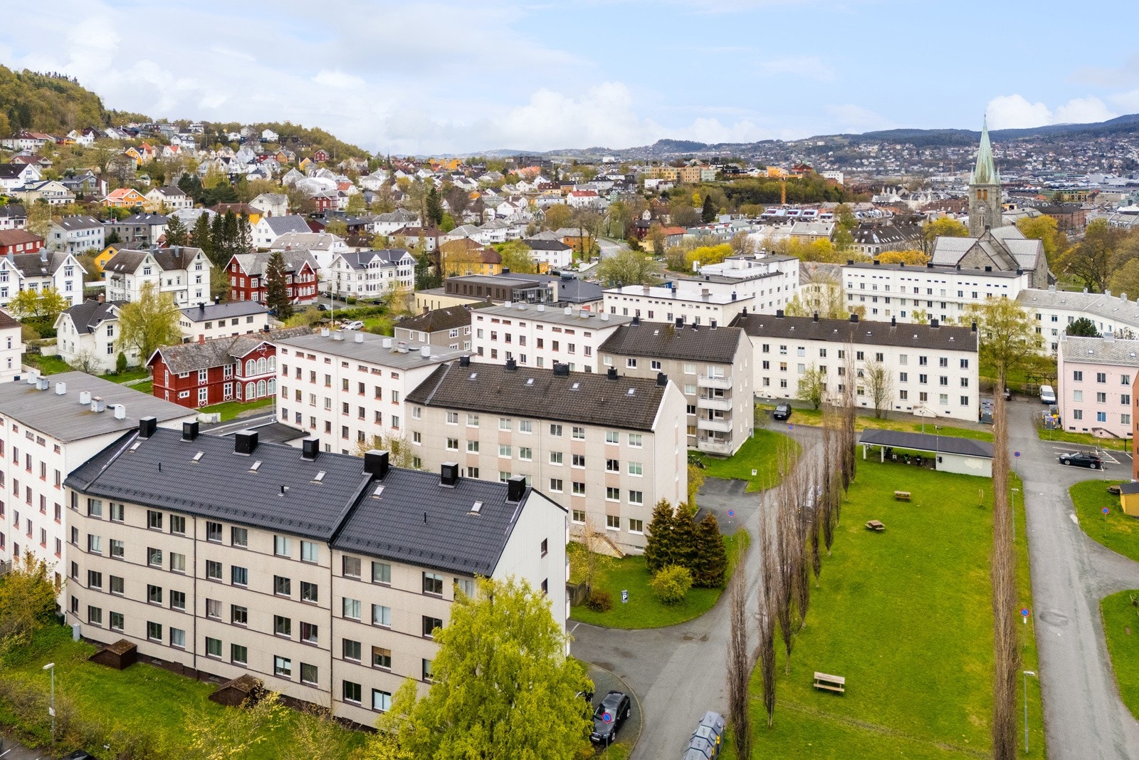 Lademoen byr på sjarmerende kaféer, herlig parkliv og umiddelbar nærhet til kollektiv- og servicefunksjoner som gjør området svært ettertraktet for spesielt unge og studenter. Galleribilde