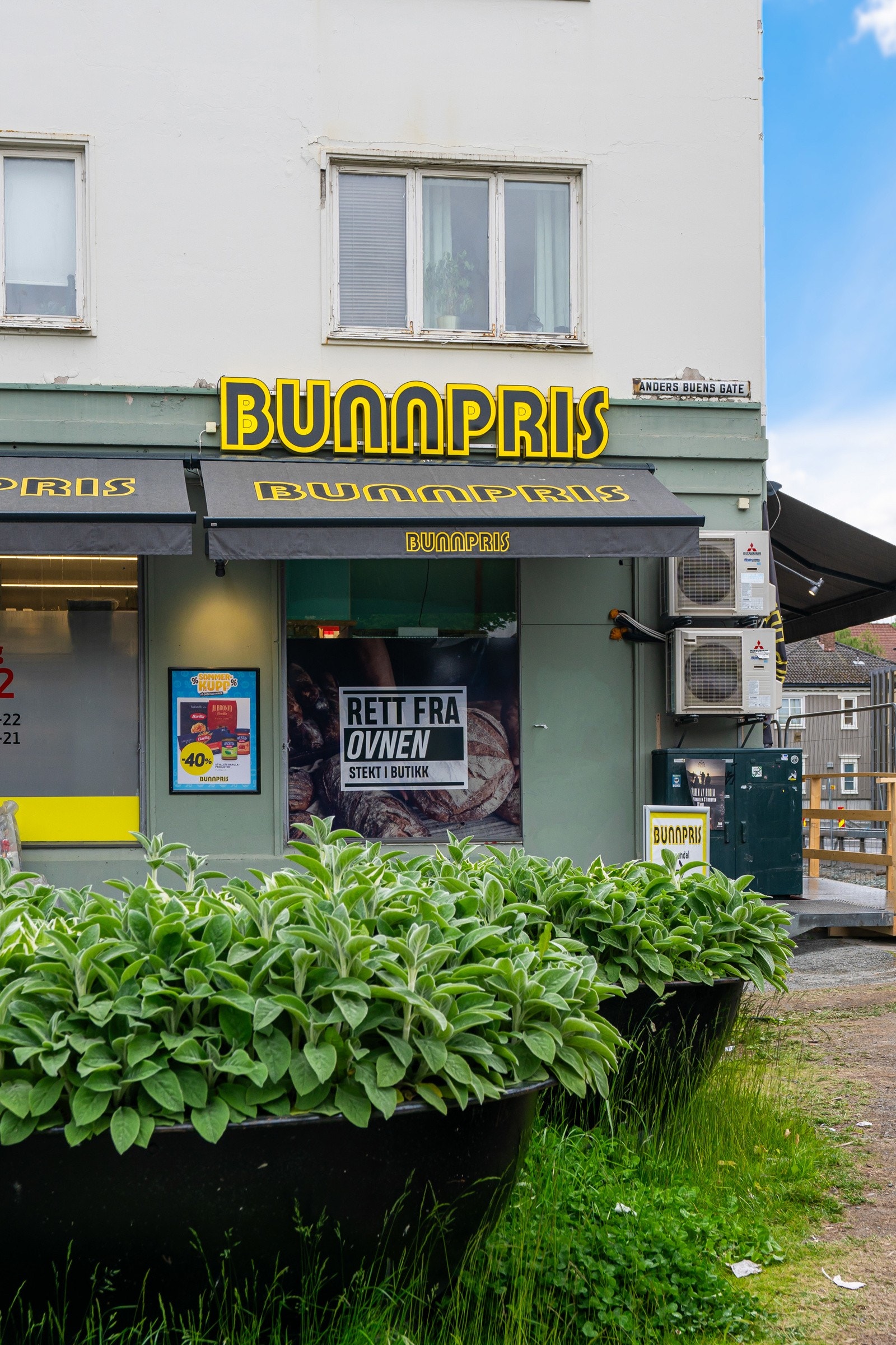 Nærmeste dagligvarebutikk Bunnpris Rosendal ligger like ved leiligheten, og holder i tillegg søndagsåpent. Nærområdet tilbyr også treningssenter, tannlege, frisør og mye mer. Galleribilde