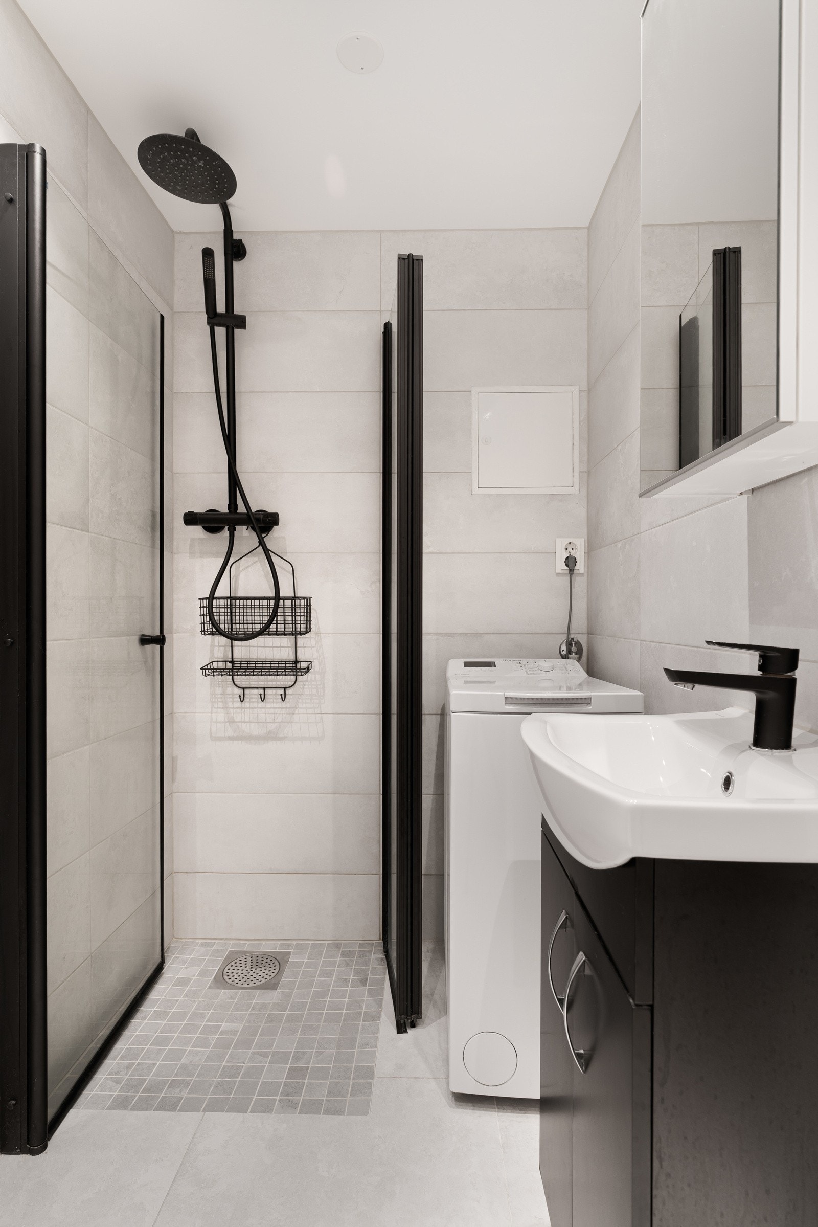 Badet har dusj med innfellbare glassdører, servant med speil og oppbevaring og skuffer for ekstra lagring. Galleribilde