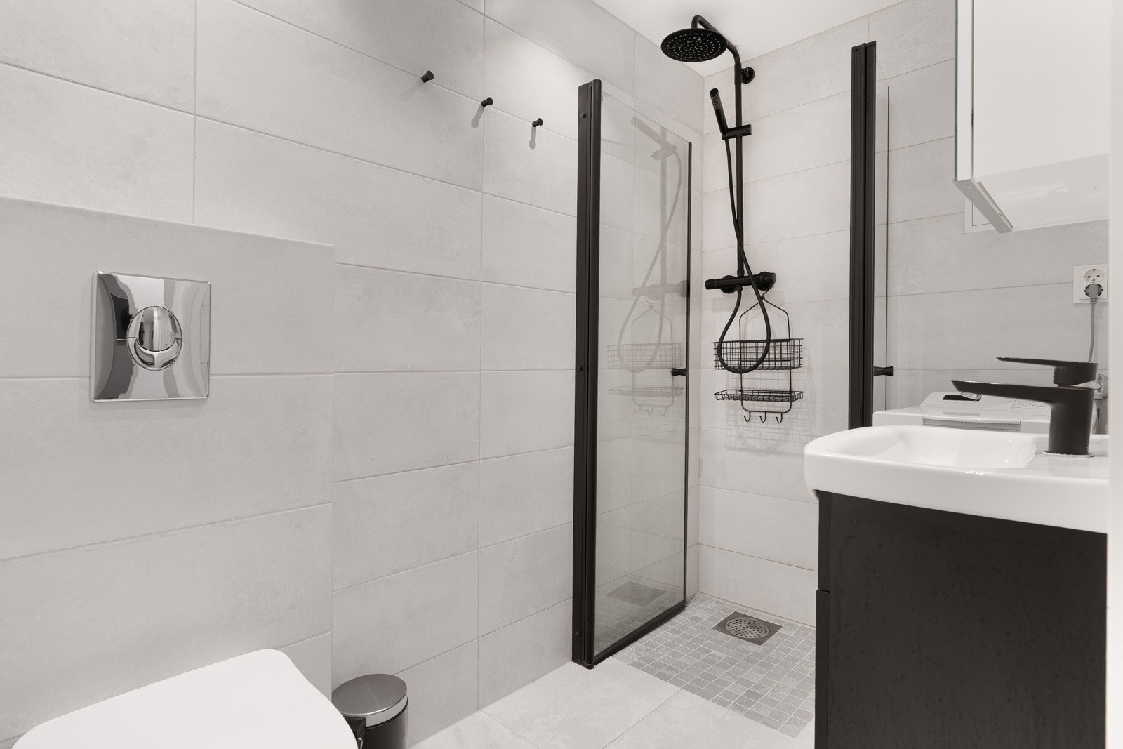 Badet har en moderne innredning, her er det også behagelig varme i gulv. Galleribilde