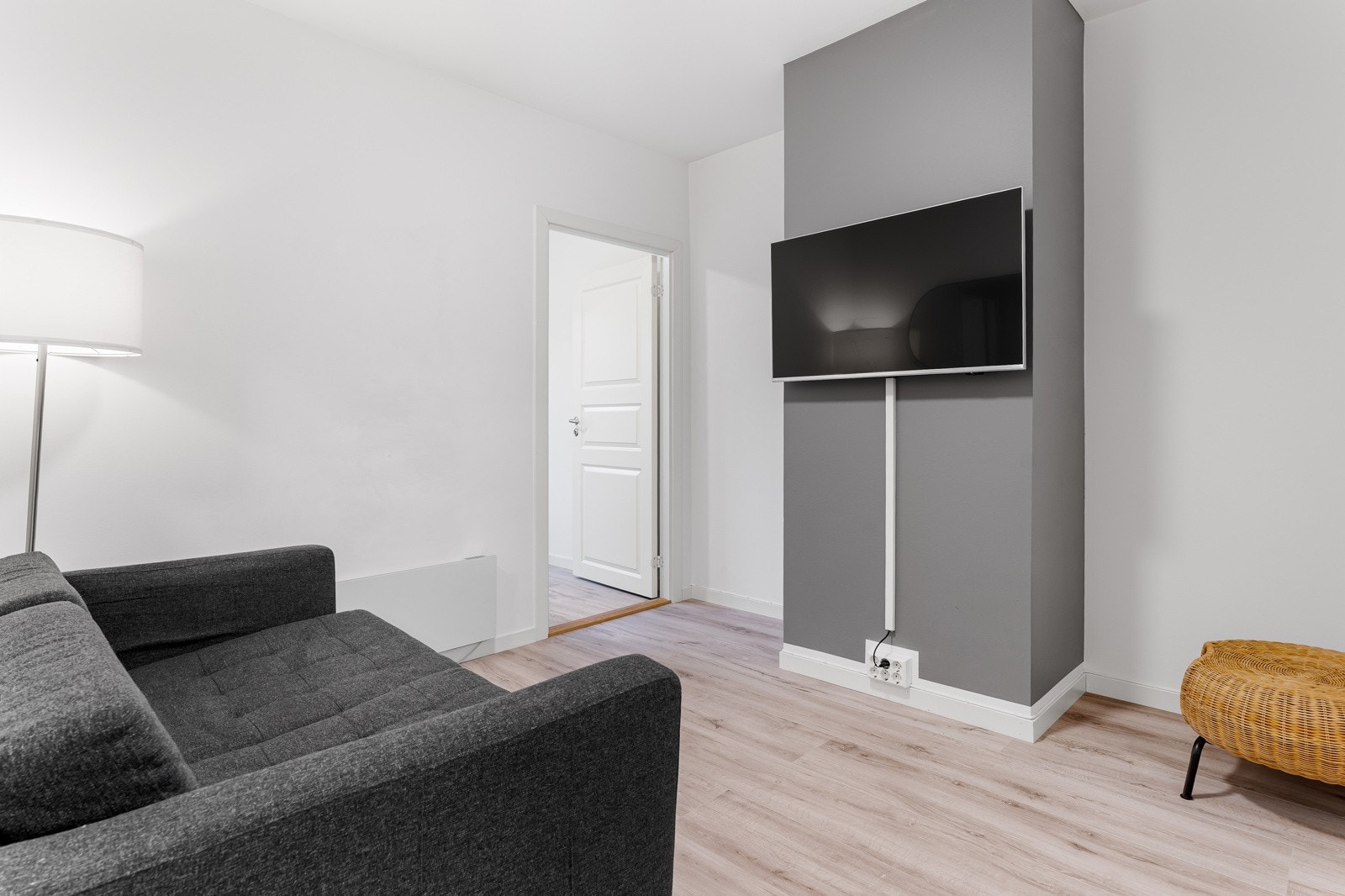 Leilighetens stue har plass til å innrede med sofa og Tv-benk. Galleribilde