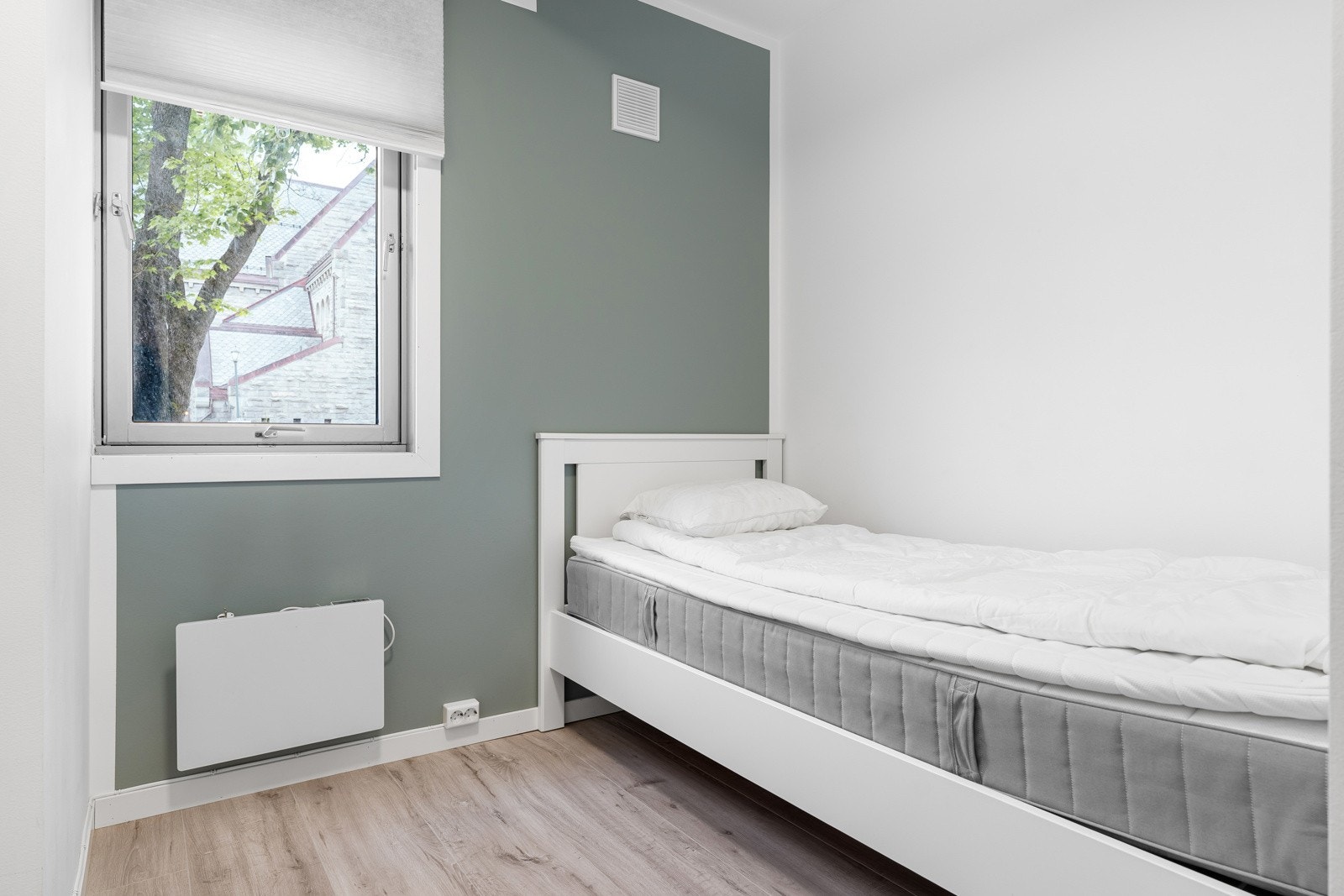 Rommet har plass til seng og tiltenkt nattbord. Galleribilde