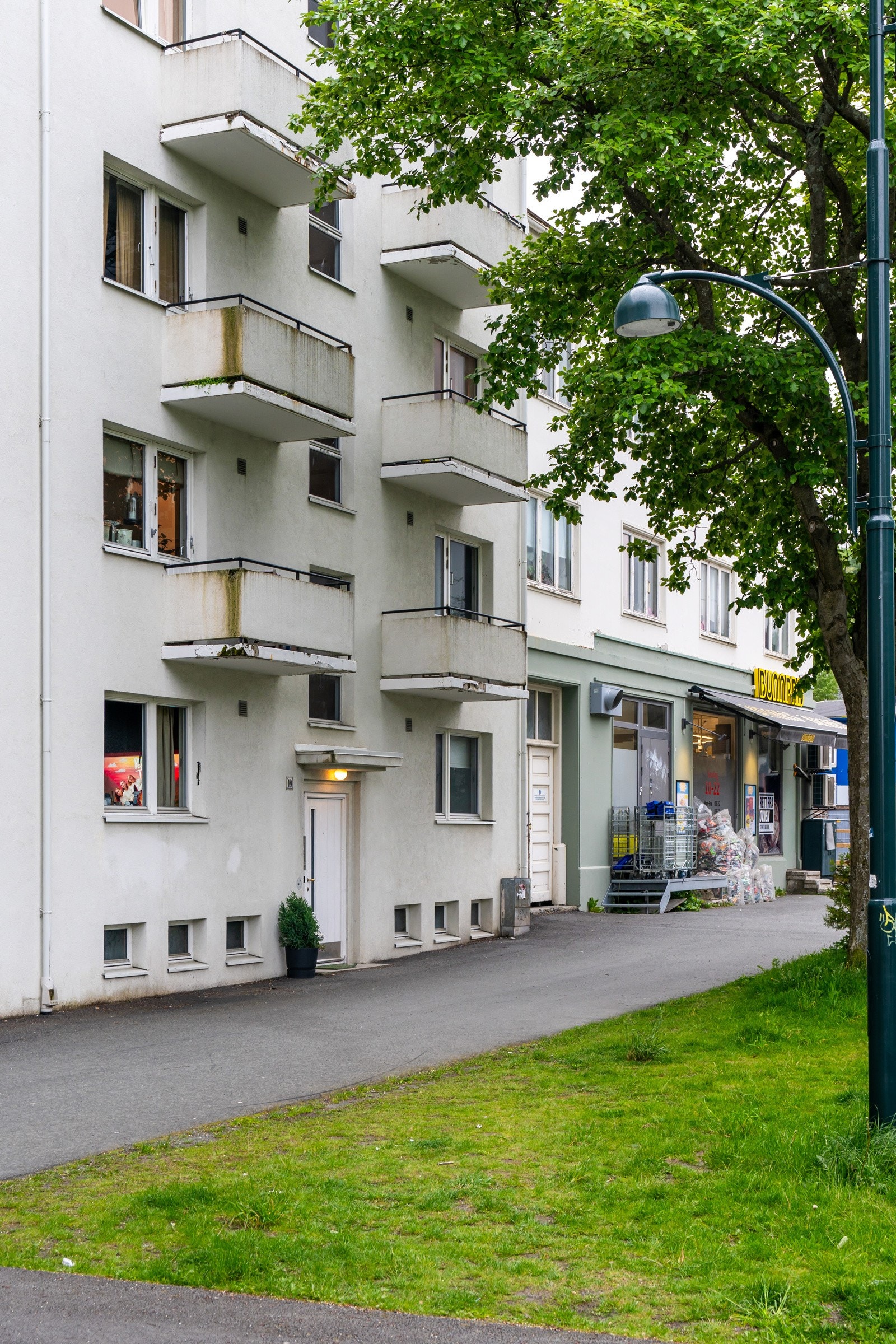 Leiligheten har en praktisk plassering i blokkens 1. etasje, men opphøyd fra bakkeplan. Galleribilde