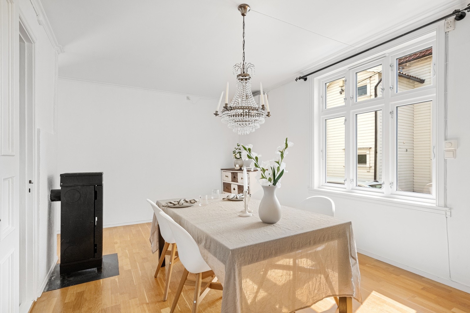Lyst og luftig rom som inviterer til hyggelige måltider og god stemning. Galleribilde