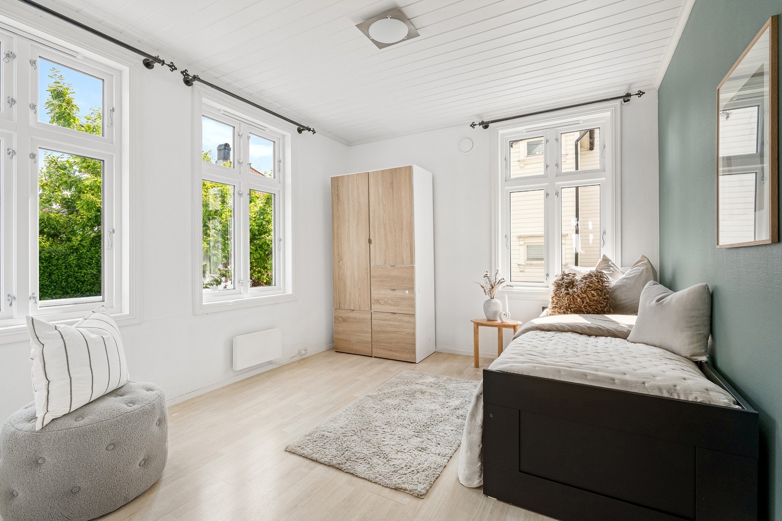 Lekkert og oppgradert soverom med mørk kontrastvegg og moderne belysning - pusset opp i 2017. Galleribilde