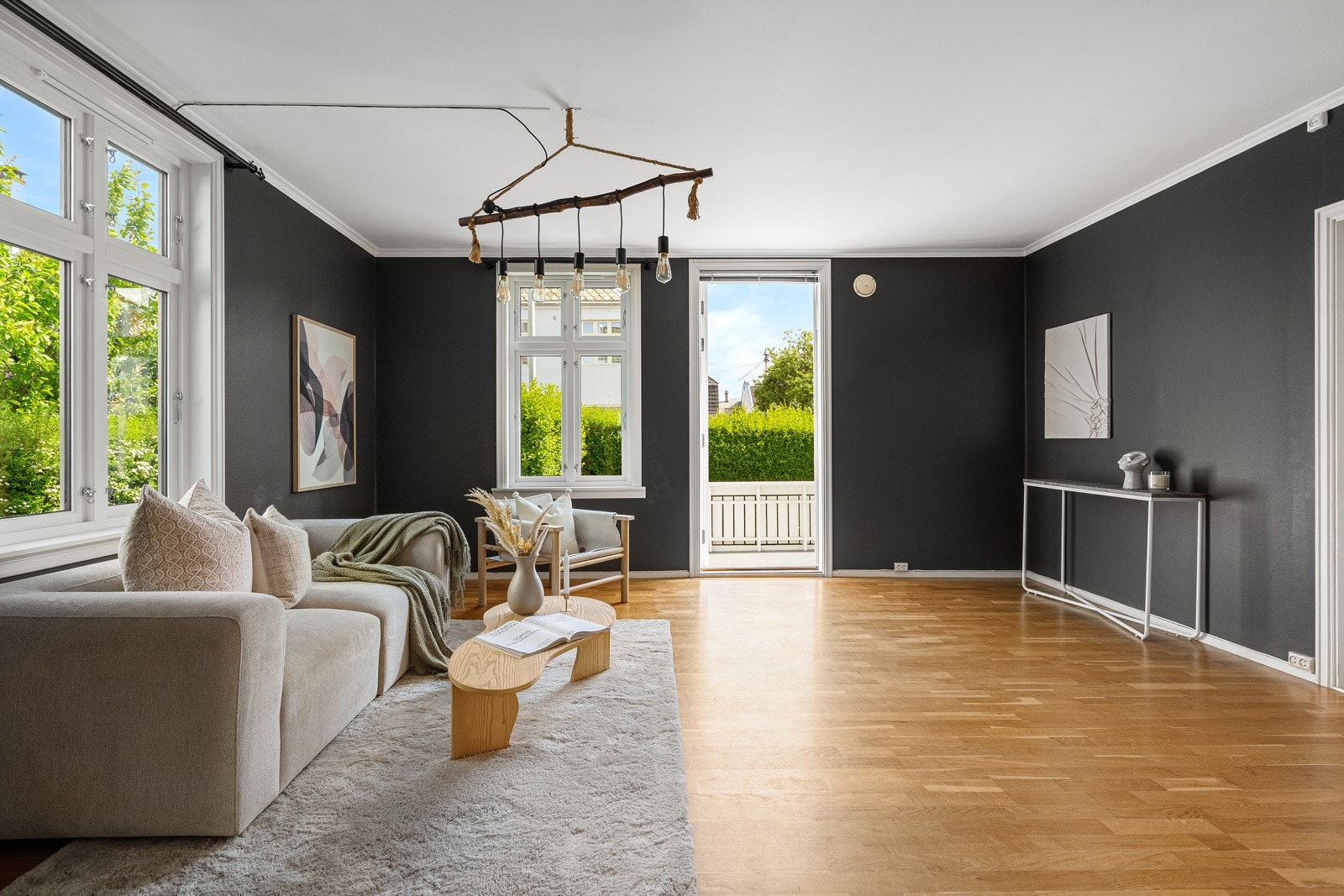 Stuen har en imponerende takhøyde, store vindusflater og klassiske detaljer - en perfekt kombinasjon av sjarm og funksjonalitet. Galleribilde