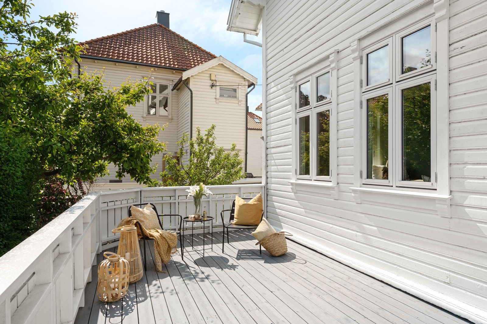 Terrassen fungerer som en forlengelse av stuen - perfekt for kaffe i morgensola, grilling eller avslapning i hverdagen. Galleribilde