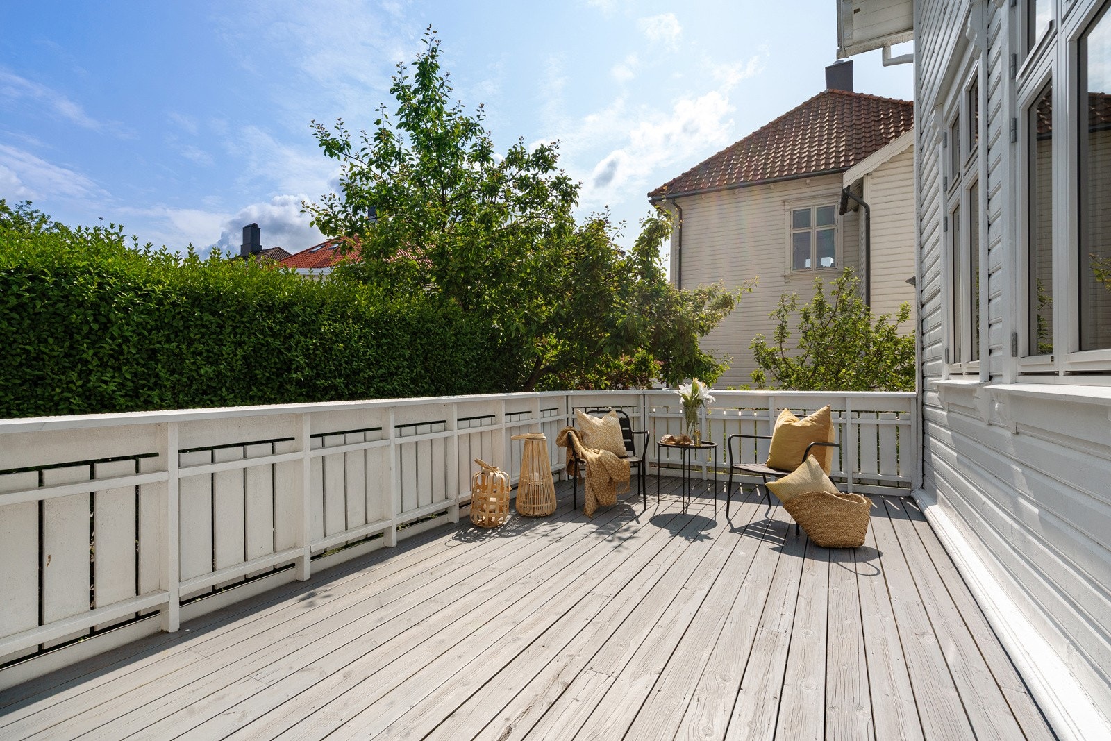 Fantastisk terrasse på ca. 20 kvm med solrike forhold og utsikt mot grønne omgivelser - et deilig uteområde! Galleribilde