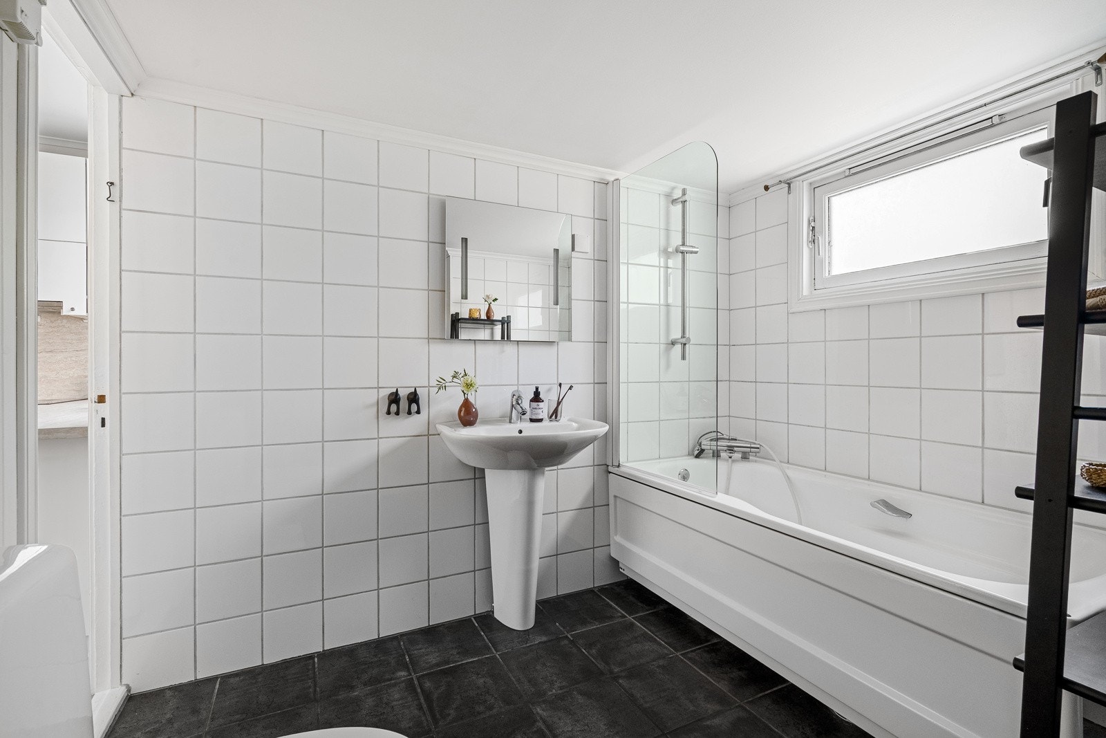 Badet kombinerer både komfort og funksjon med dusjløsning og badekar. Galleribilde