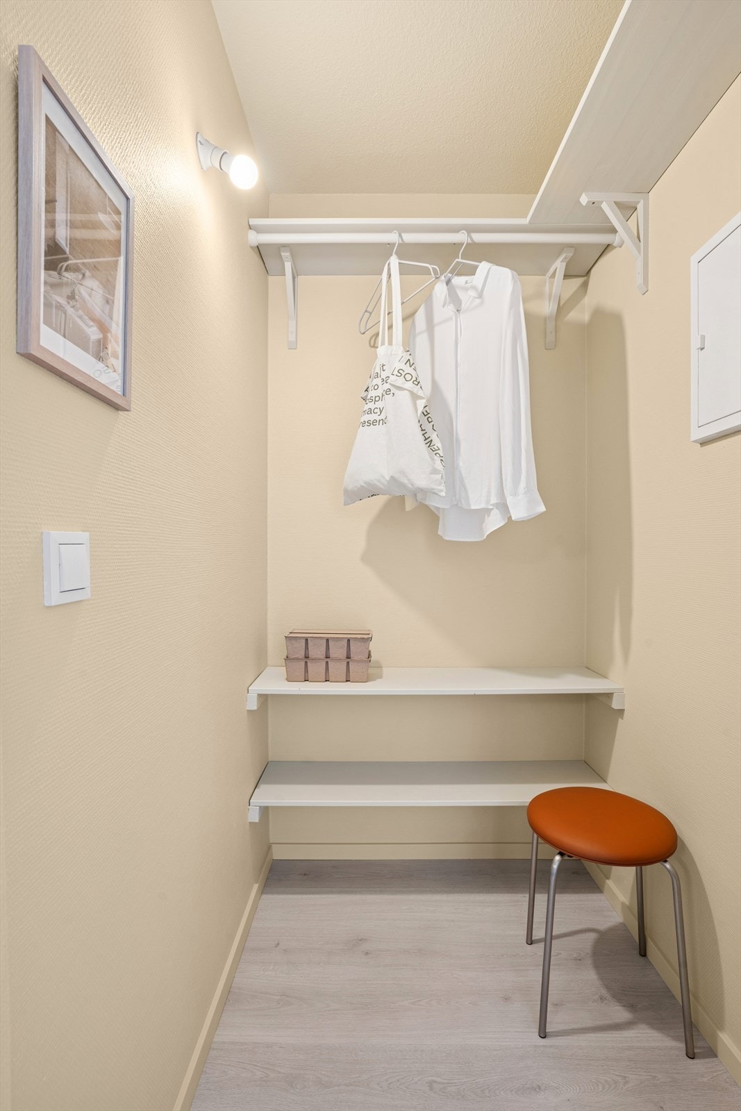 Gode lagringsmuligheter i leiligheten. I tillegg er det en stk. ekstern bod i kjeller (4 kvm). Galleribilde