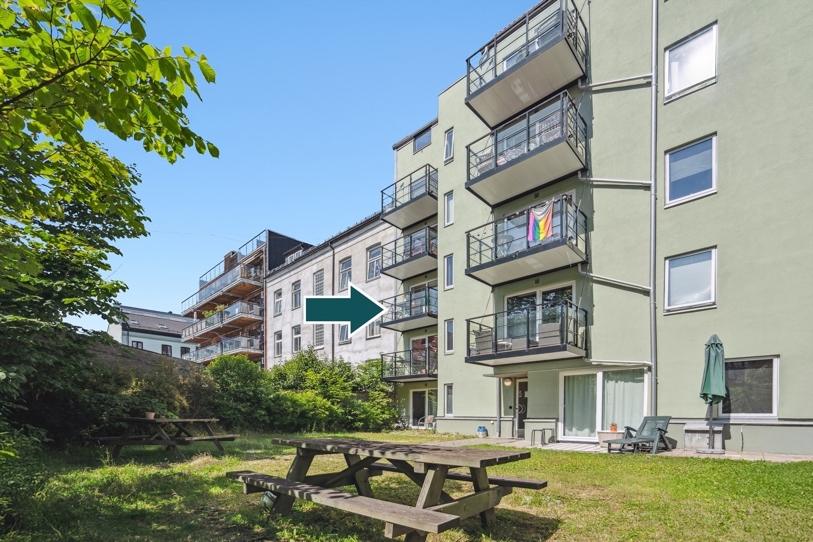 Tilbaketrukket beliggenhet, men samtidig veldig sentralt. Gangavstand til alt, inkl. kollektivtransport i alle retninger, og Grünerløkka et steinkast unna. Galleribilde