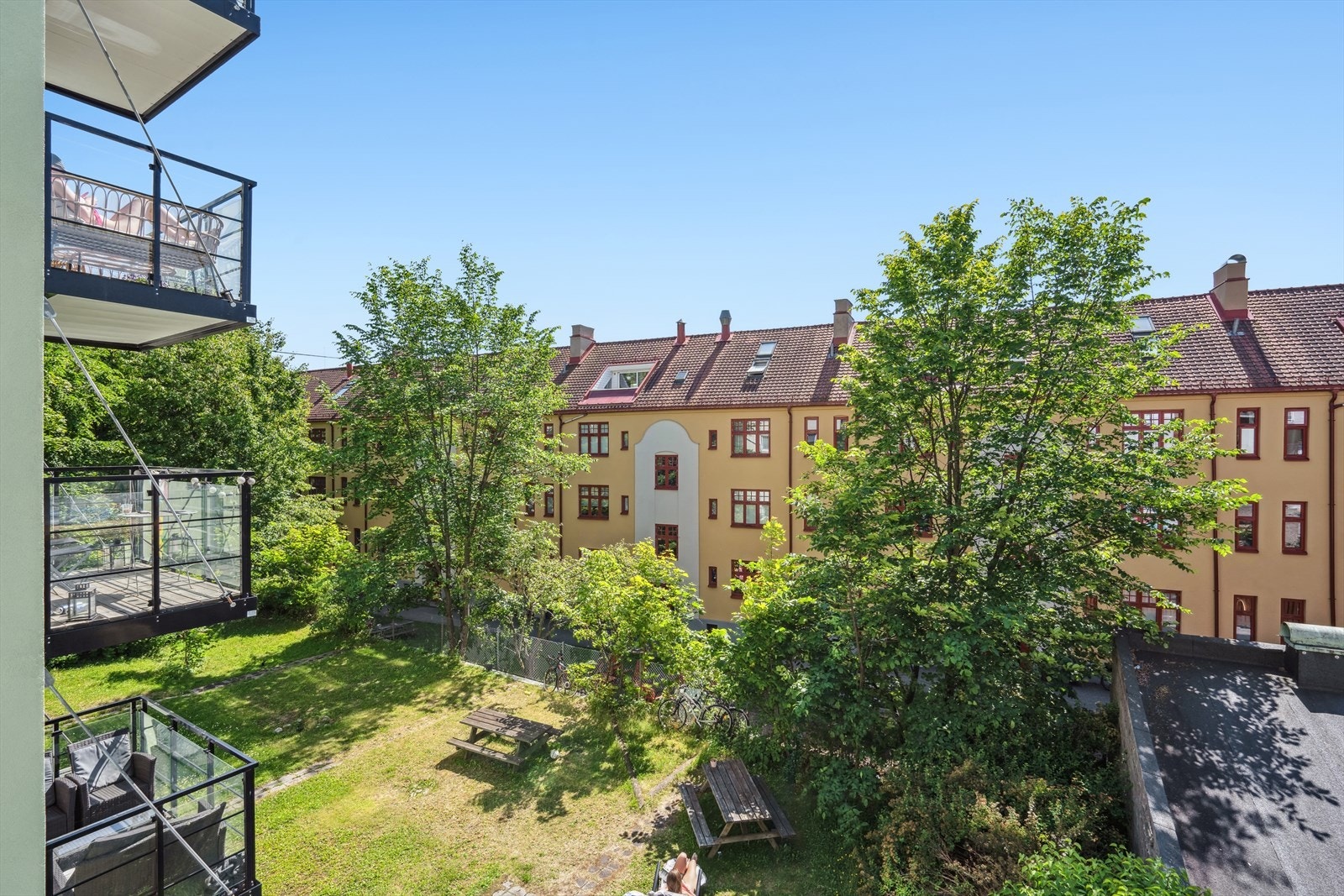 Eierseksjonssameiet Oskar Braatens gate 9 består av 42 seksjoner. Sameiet har i perioden 2023-2024 gjennomført rehabiliterting av tak og fasader. Galleribilde