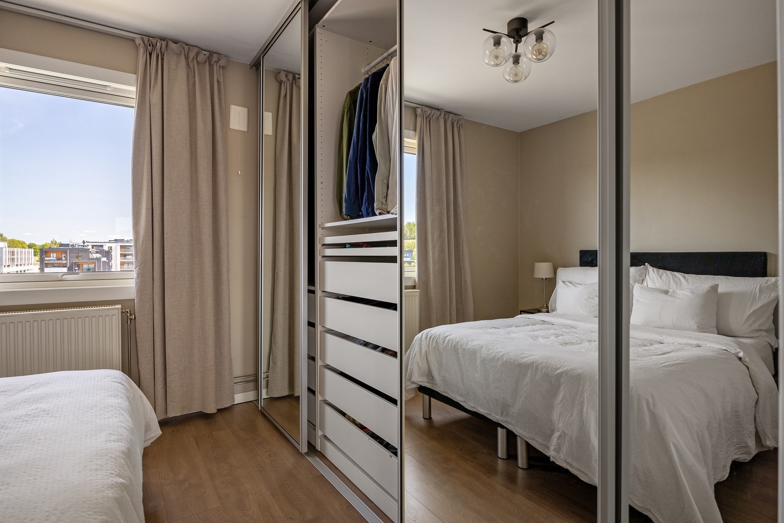 Godt med oppbevaringsplass i form av stor skyvedørsgarderobe med speilfronter. Galleribilde