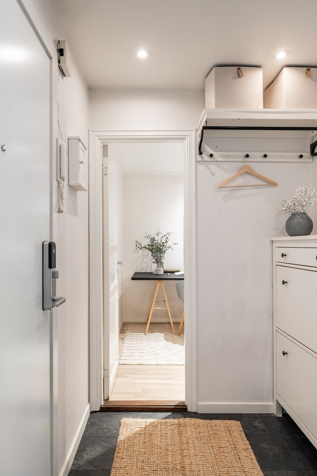Leiligheten har ellers plass til garderobeløsning i entreen, samt lagringsplass i bod på balkongen og i en disponibel kjellerbod. Leiligheten har inngang via ytterdør fra 2019 med kodelås. Galleribilde