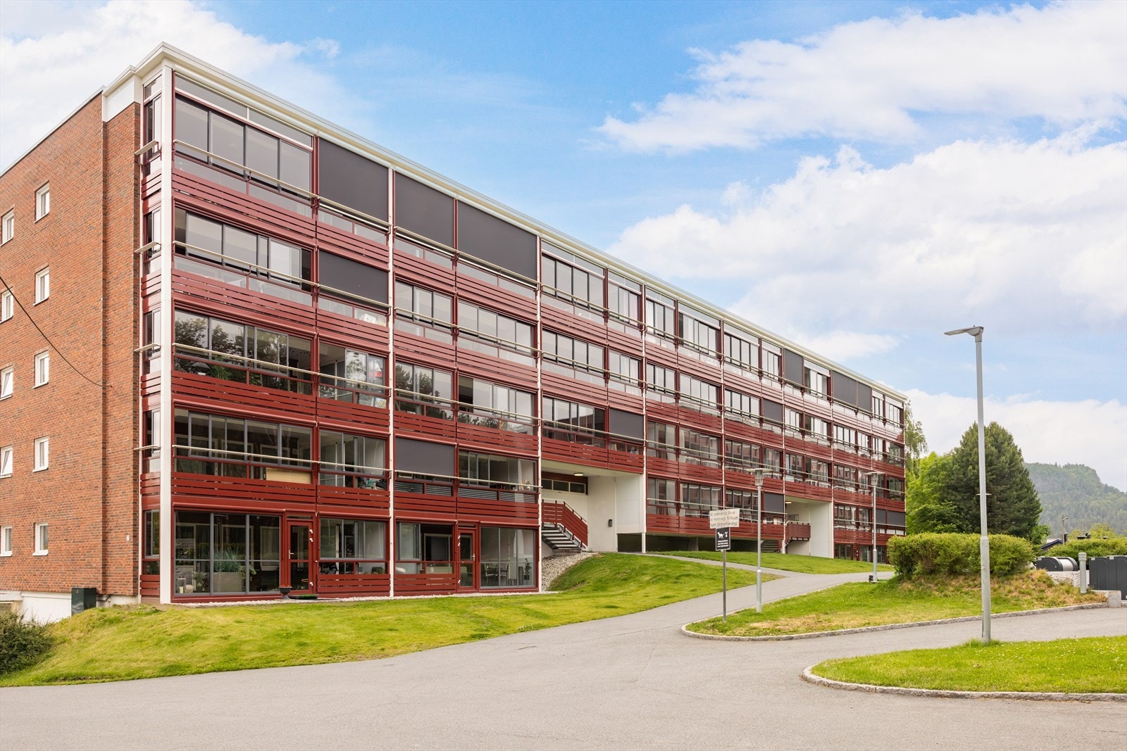 Det medfølger ikke egen parkeringsplass, men utleie av garasjeplass skjer gjennom venteliste. Det er maksimalt lov å leie en garasjeplass pr. husstand. Kontakt styret hvis du vil settes på ventelisten. Galleribilde