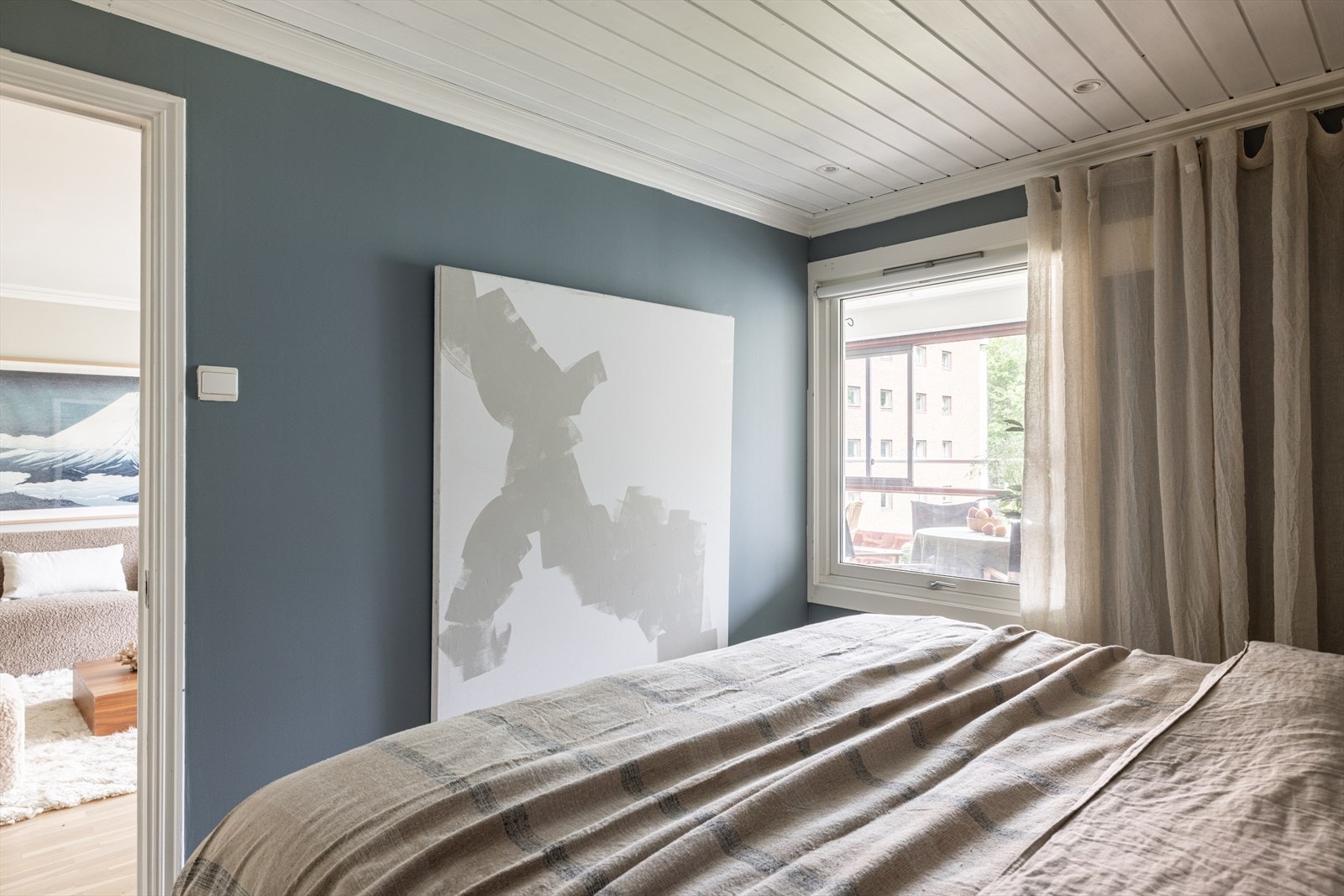 Soverommet ligger helt usjenert og har parkettgulv, glatte, malte veggflater og nymalt, hvit panelhimling med nyere downlights fra 2023. Galleribilde