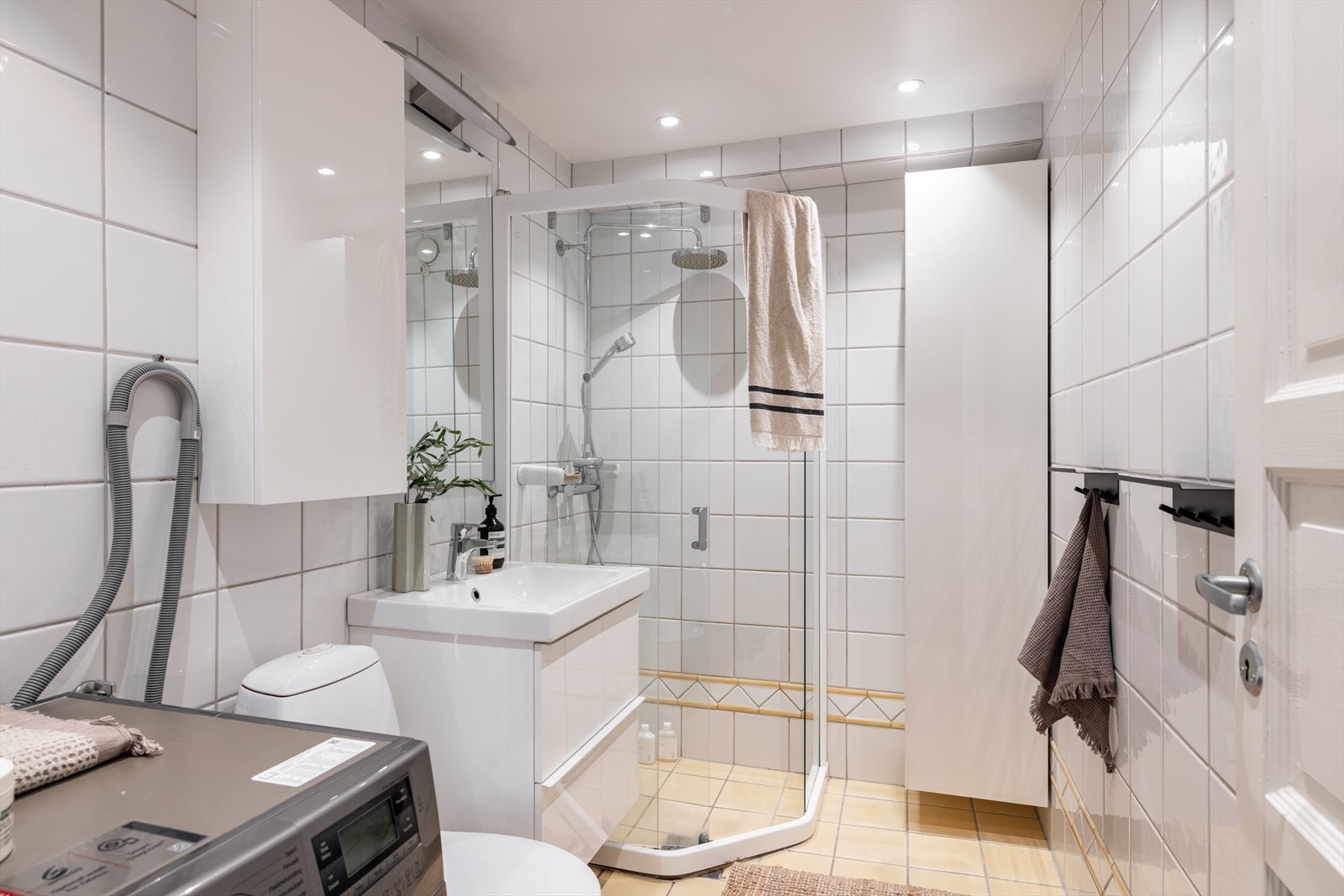 Badet er utført med gulvvarme, nyere downlights og opplegg for vaskemaskin. Badet fremstår som pent, men på bakgrunn av alder bør modernisering påregnes. Evt. kan det settes inn dusjkabinett som vil hindre vannsøl. Galleribilde