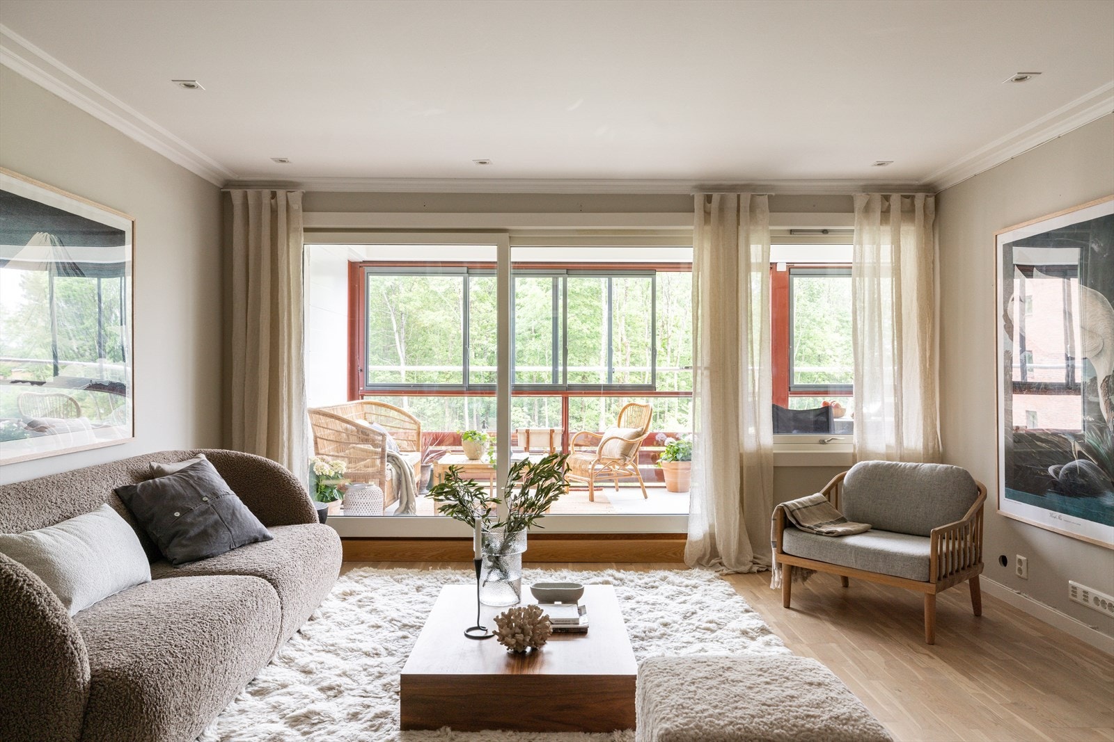Stuen er lys og fin med romslig plass til både tv-lounge og spisebord. Galleribilde