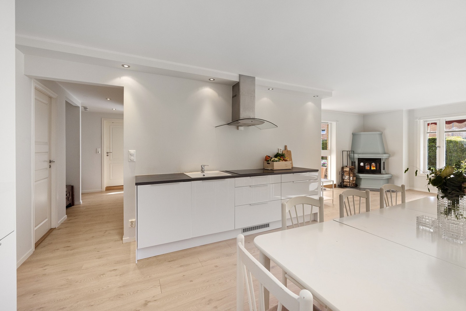 Det er rikelig med både skap- og skuffeplass, i tillegg til gode arbeidsflater som gjør kjøkkenet til en effektiv og trivelig arbeidsplass. Galleribilde