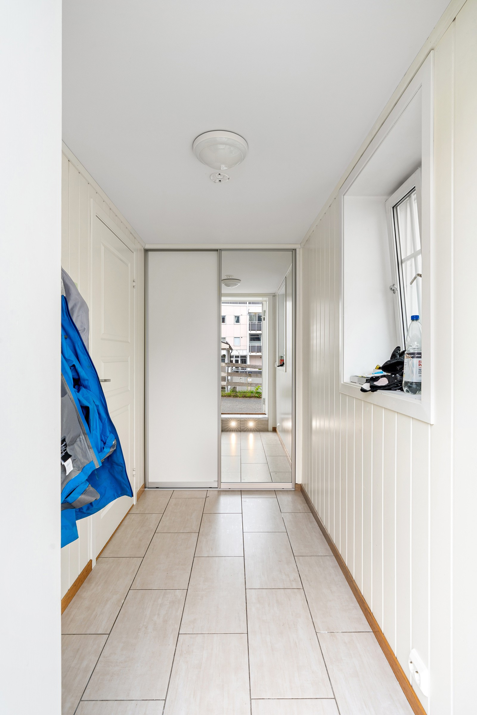 Velkommen inn. Det er montert skyvedørsgarderobe i gang.