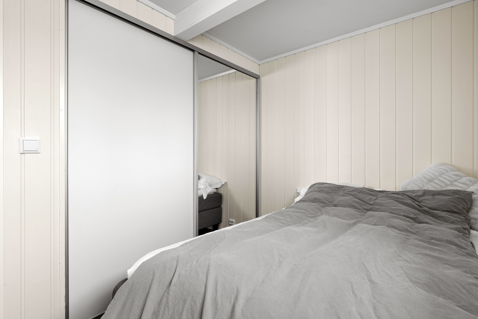 Stor garderobe er montert.