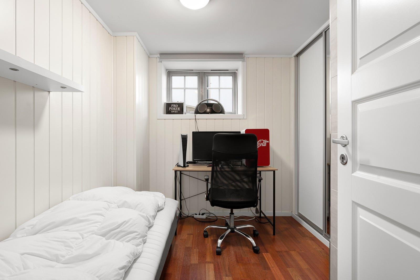 Soverom 2 har også skyvedørsgarderobe.