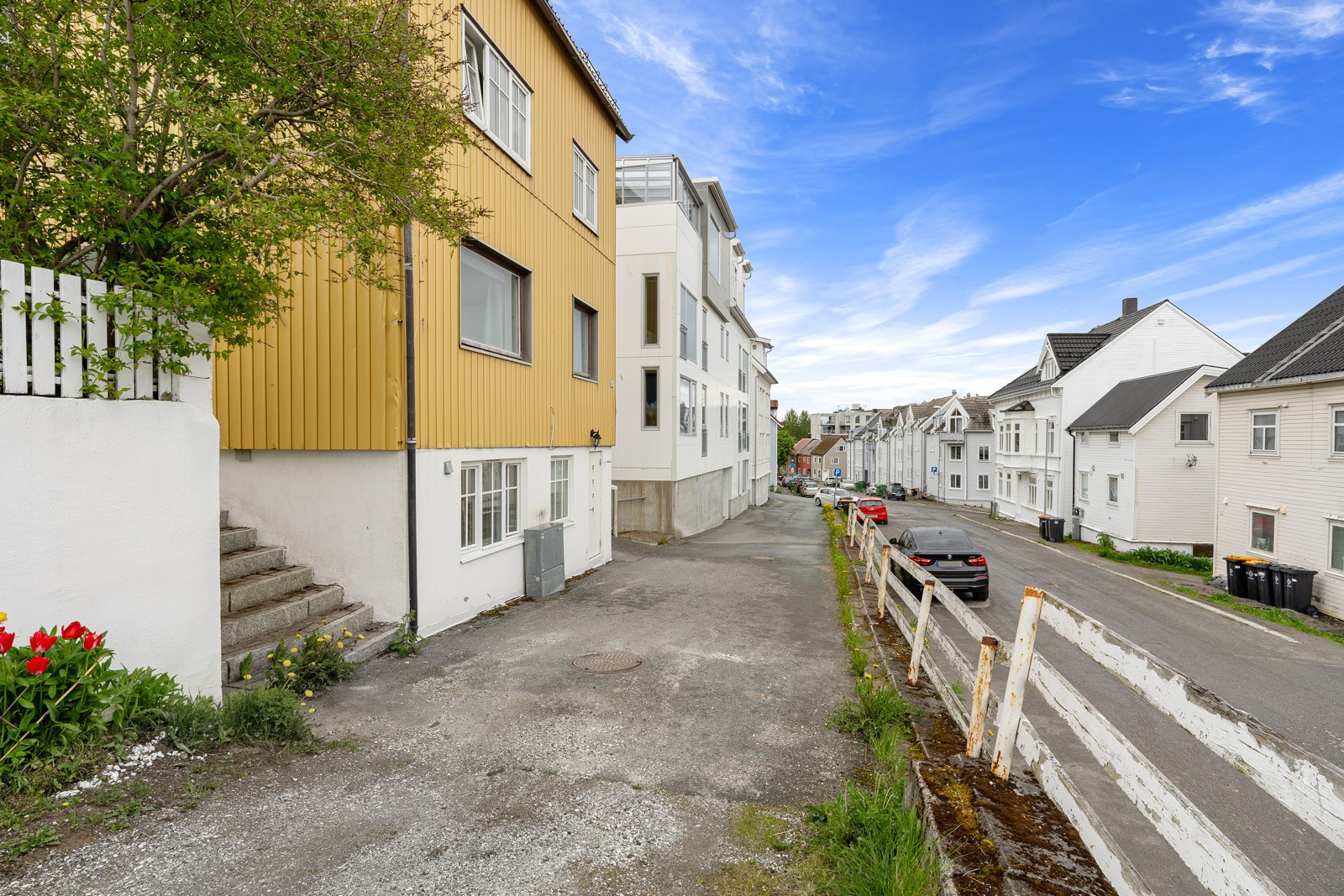Leiligheter ligger i øvre del av sentrum i tilbaketrukket gate.