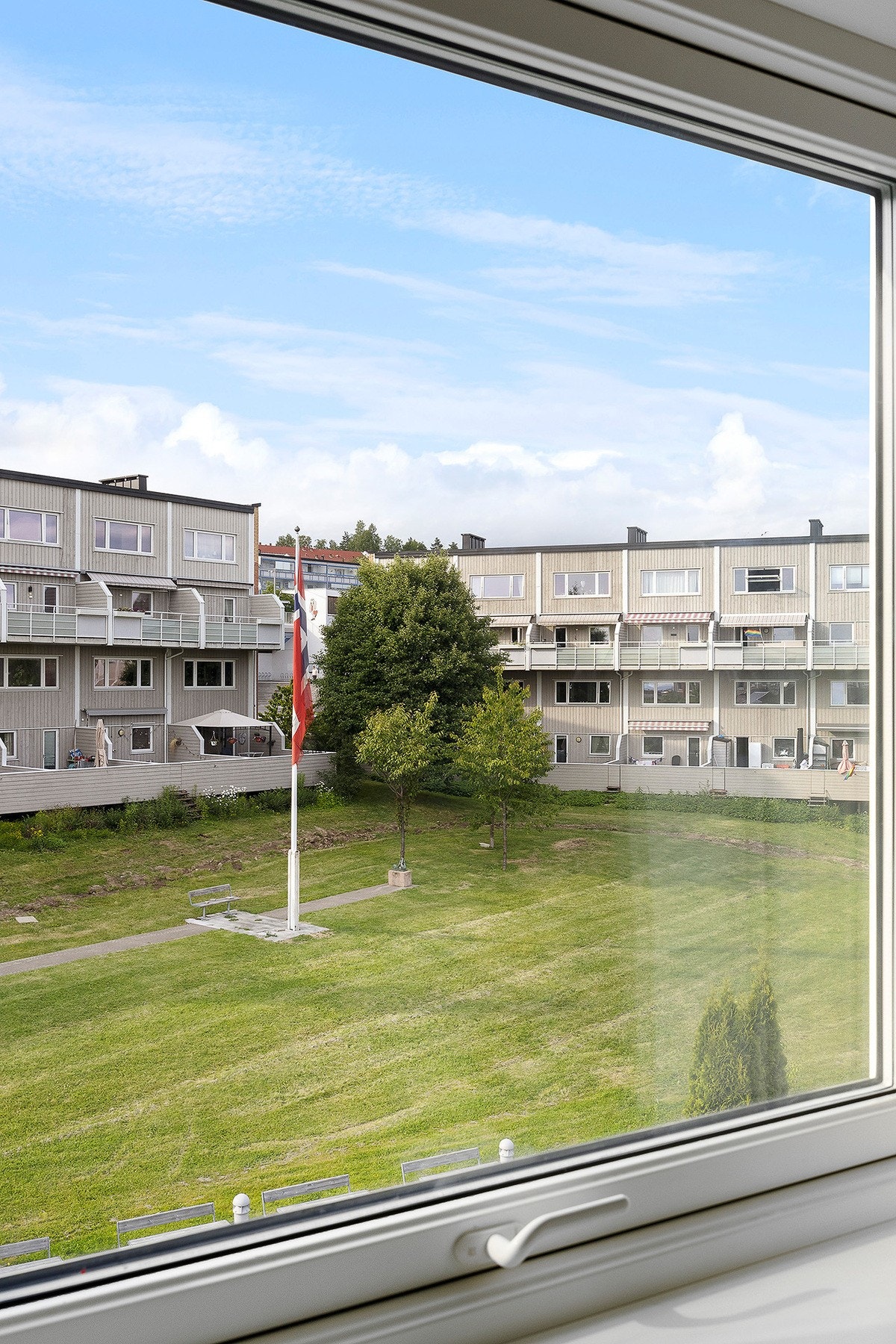 Hyggelig utsikt mot nabolaget fra fra soverommet Galleribilde