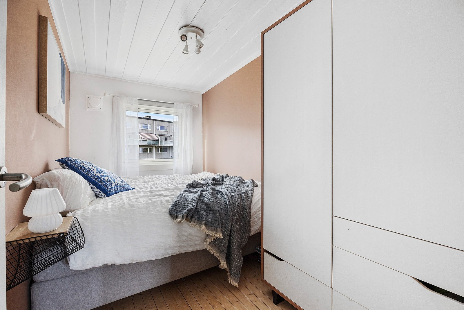 Soverom 2 har en praktisk skyvedørsgarderobe og har plass til dobbeltseng og tilhørende nattbord Galleribilde