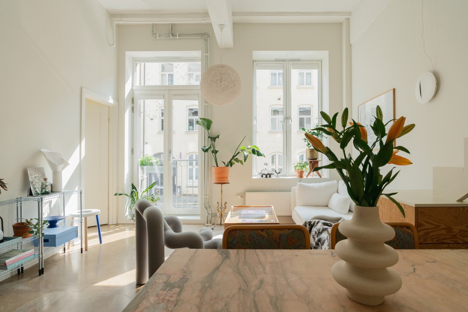 Den åpne planløsningen, store vinduer og fransk balkong gir et luftig og lyst oppholdsmiljø. Galleribilde