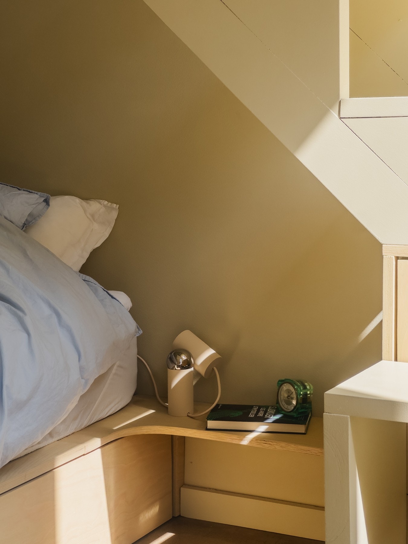 Utførelsen i lys eik gir rommet et lunt og moderne uttrykk. Galleribilde