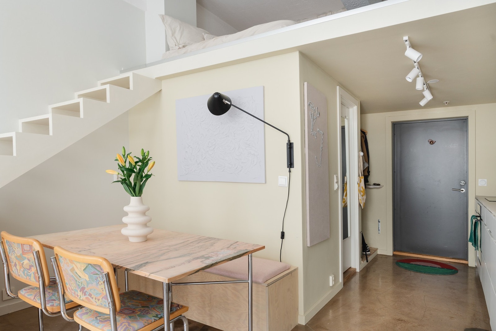 Veggene er malt i en lys og innbydende tone, og det moderne uttrykket forsterkes av det gjennomgående betonggulvet. Galleribilde